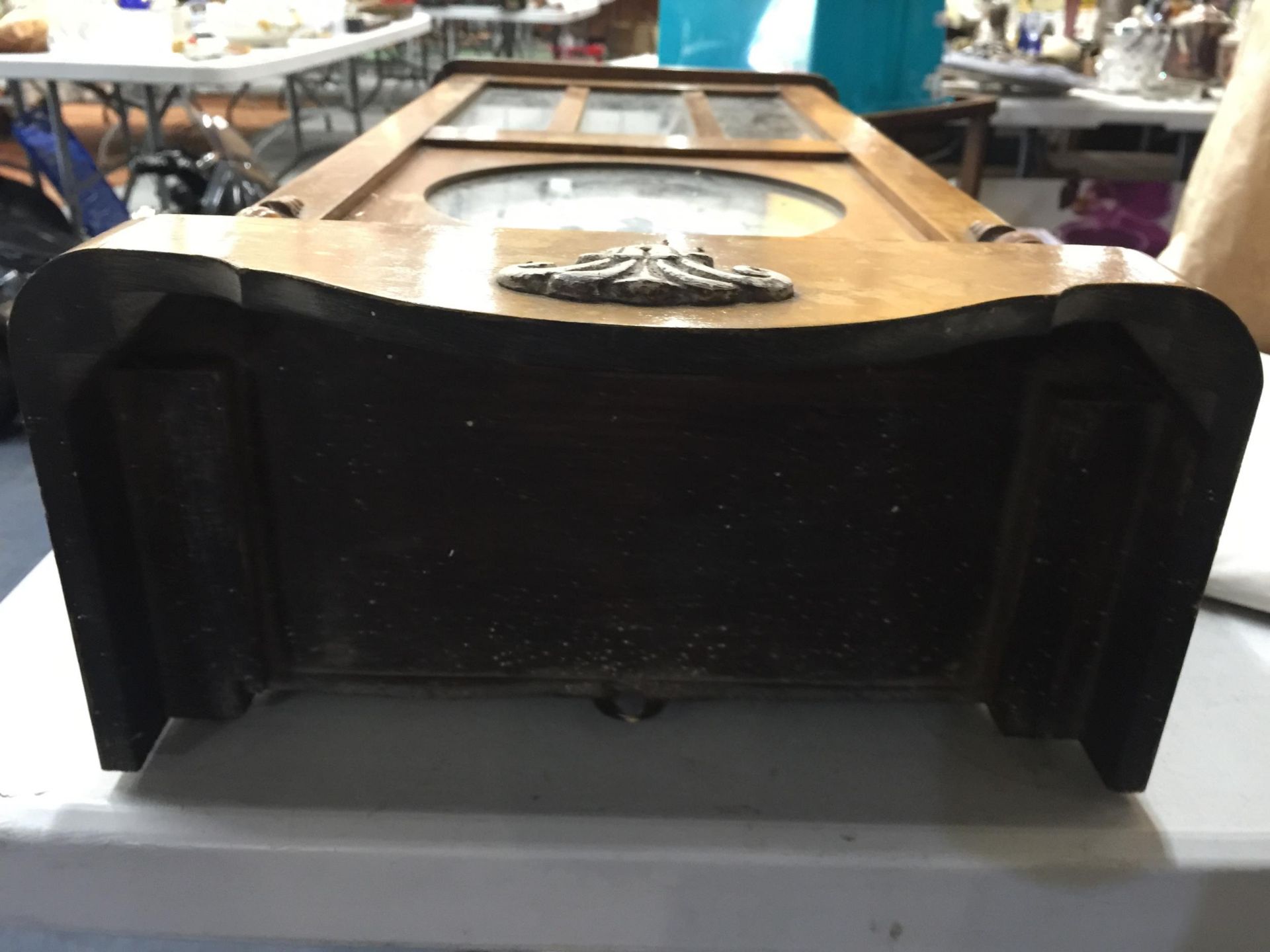 A VINTAGE MAHOGANY CASED WALL CLOCK COMPLETE WITH PENDULUM AND KEY HEIGHT 77CM, WIDTH 31CM - Image 4 of 5