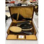 A GROOMING SET CONSISTING OF BRUSHES AND A MIRROR IN A CASE