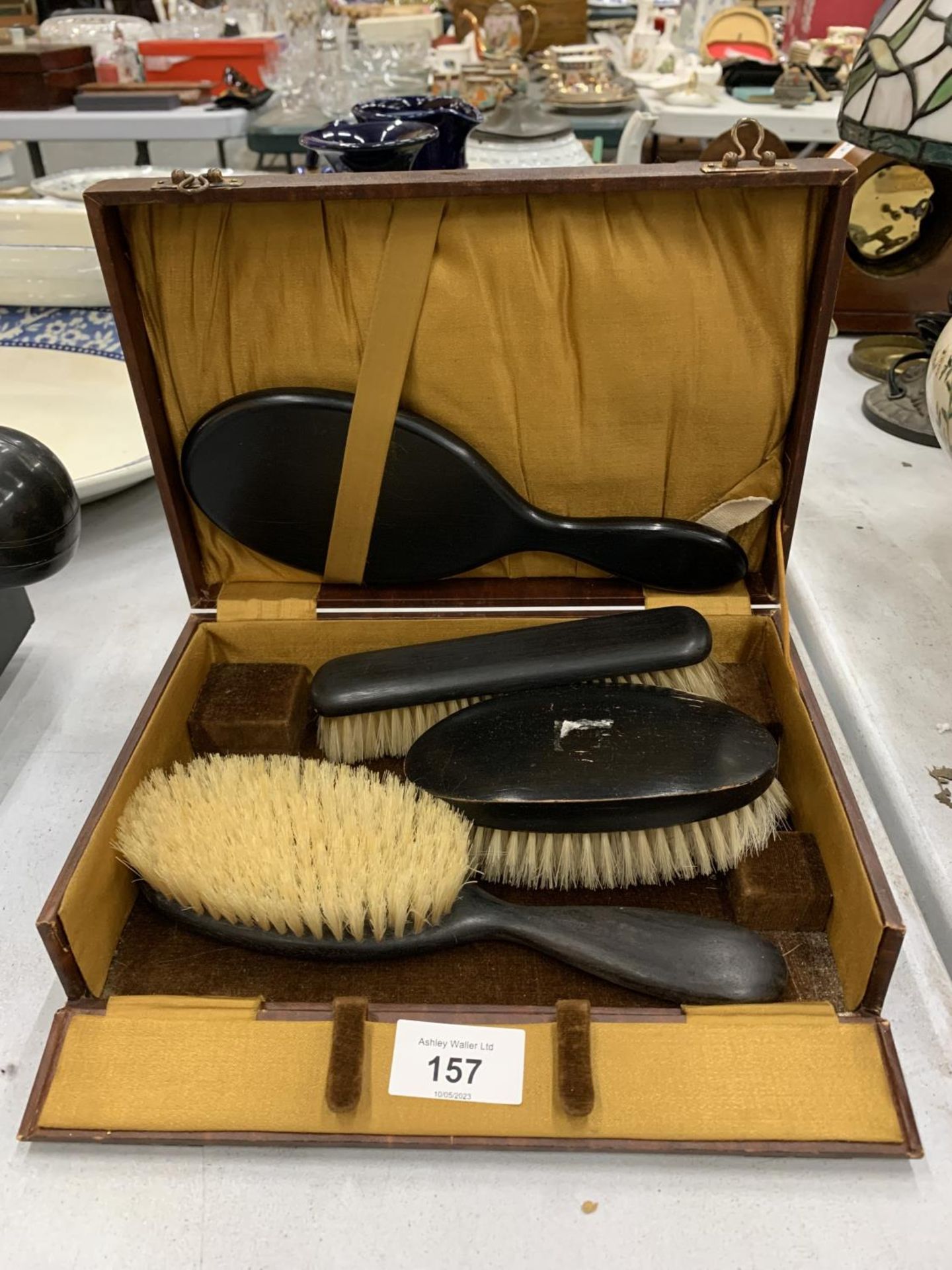 A GROOMING SET CONSISTING OF BRUSHES AND A MIRROR IN A CASE