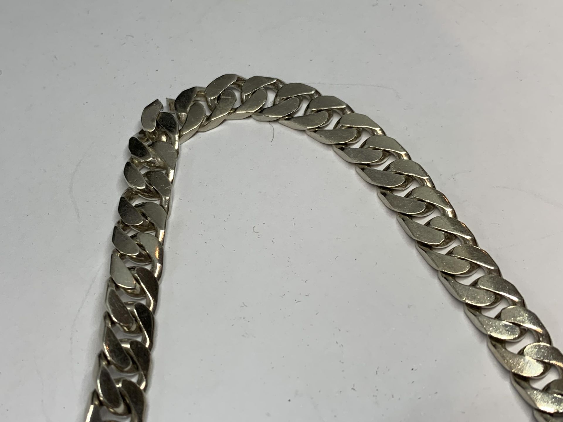 A HEAVY SILVER CURB LINK IDENTITY BRACELET - Image 3 of 3