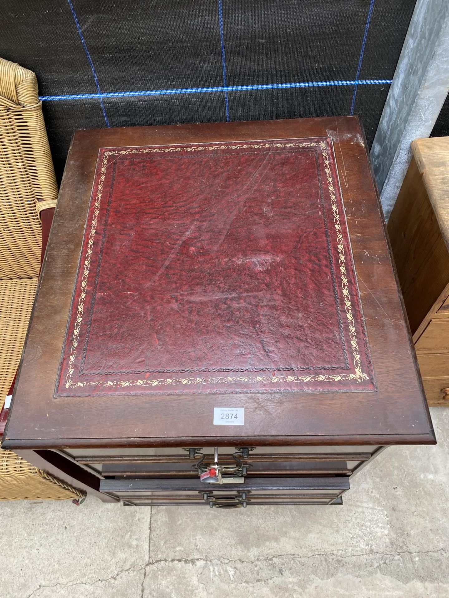 A MAHOGANY TWO DRAWER FILING CABINET WITH INSET LEATHER TOP - Image 3 of 3