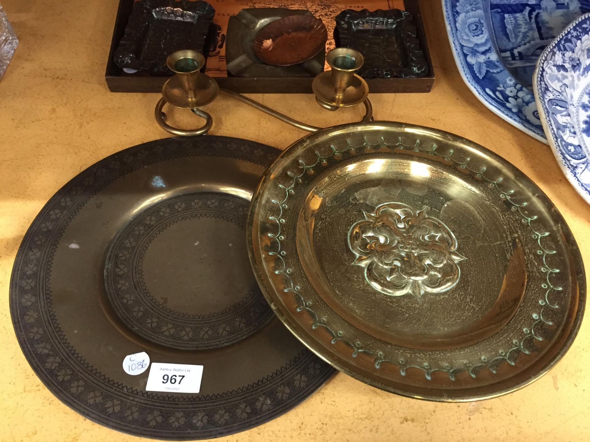 A MIXED LOT TO INCLUDE BRASS CHARGER TRAYS, COPPER MAP PLAQUE ETC - Image 3 of 3