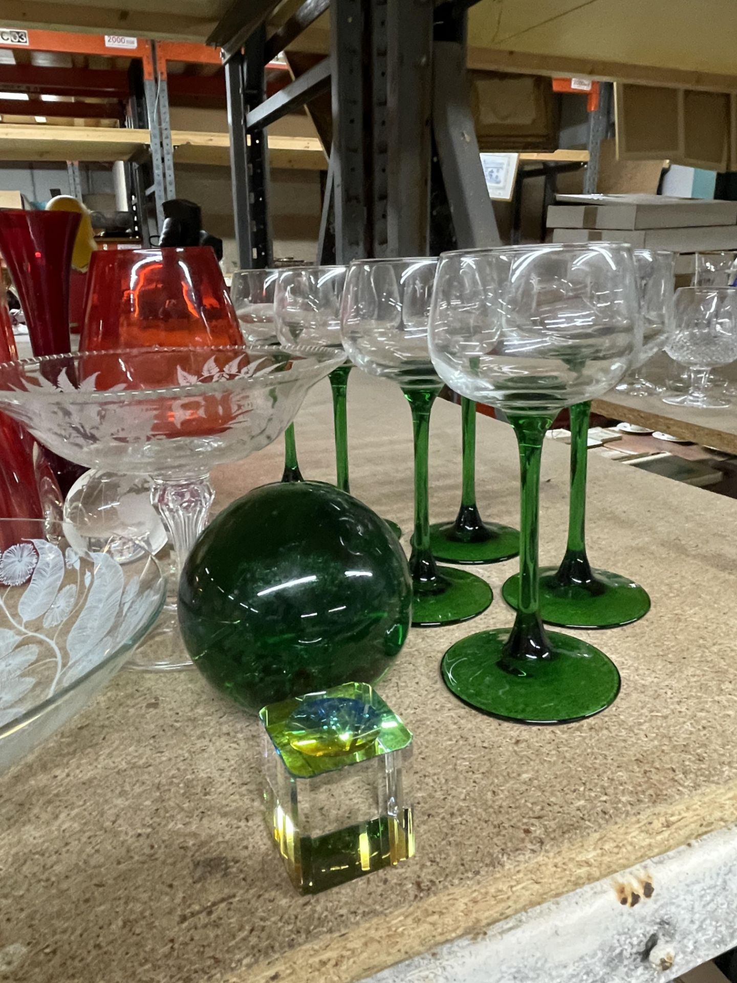 A MIXED GROUP OF GLASSWARE, GREEN STEM WINE GLASSES, CRANBERRY GLASS ETC - Image 3 of 3