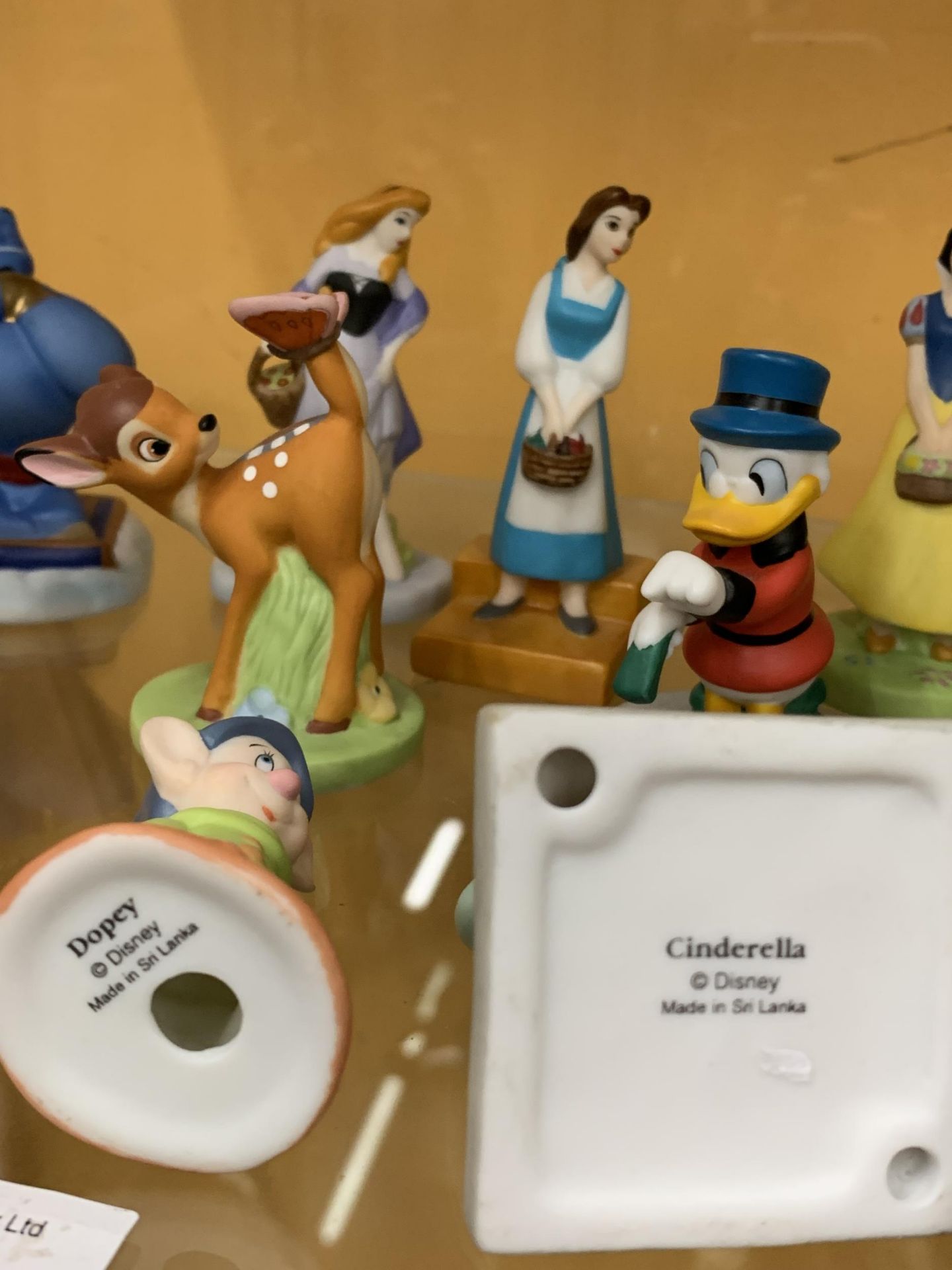 A COLLECTION OF THIRTEEN DISNEY CERAMIC ORNAMENTS, GENIE, BEAST, SNOW WHITE, DUMBO ETC - Image 5 of 5