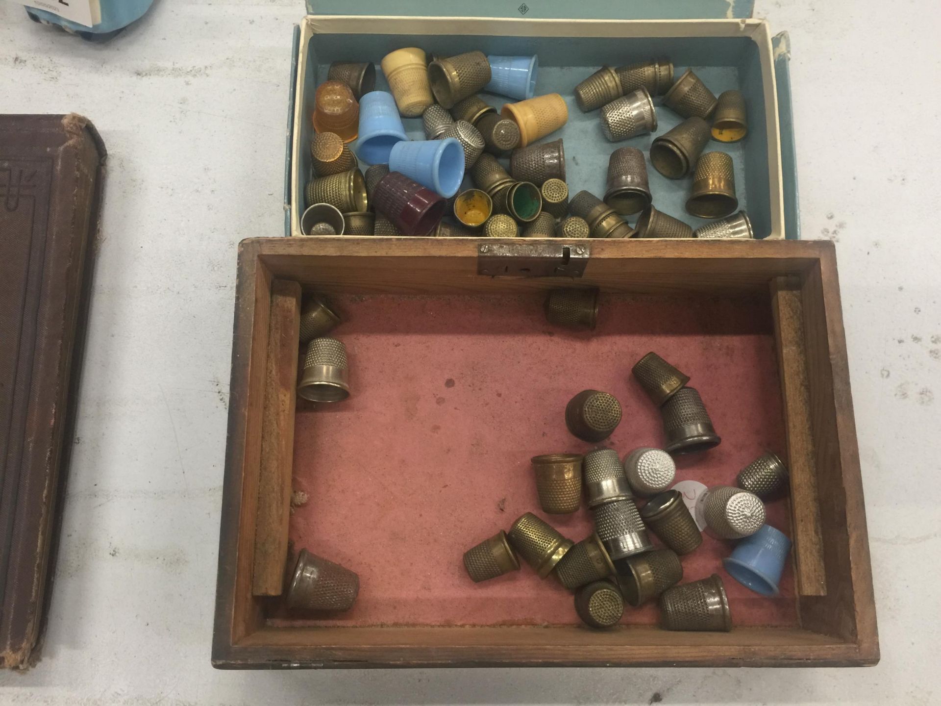 A QUANTITY OF VINTAGE THIMBLES