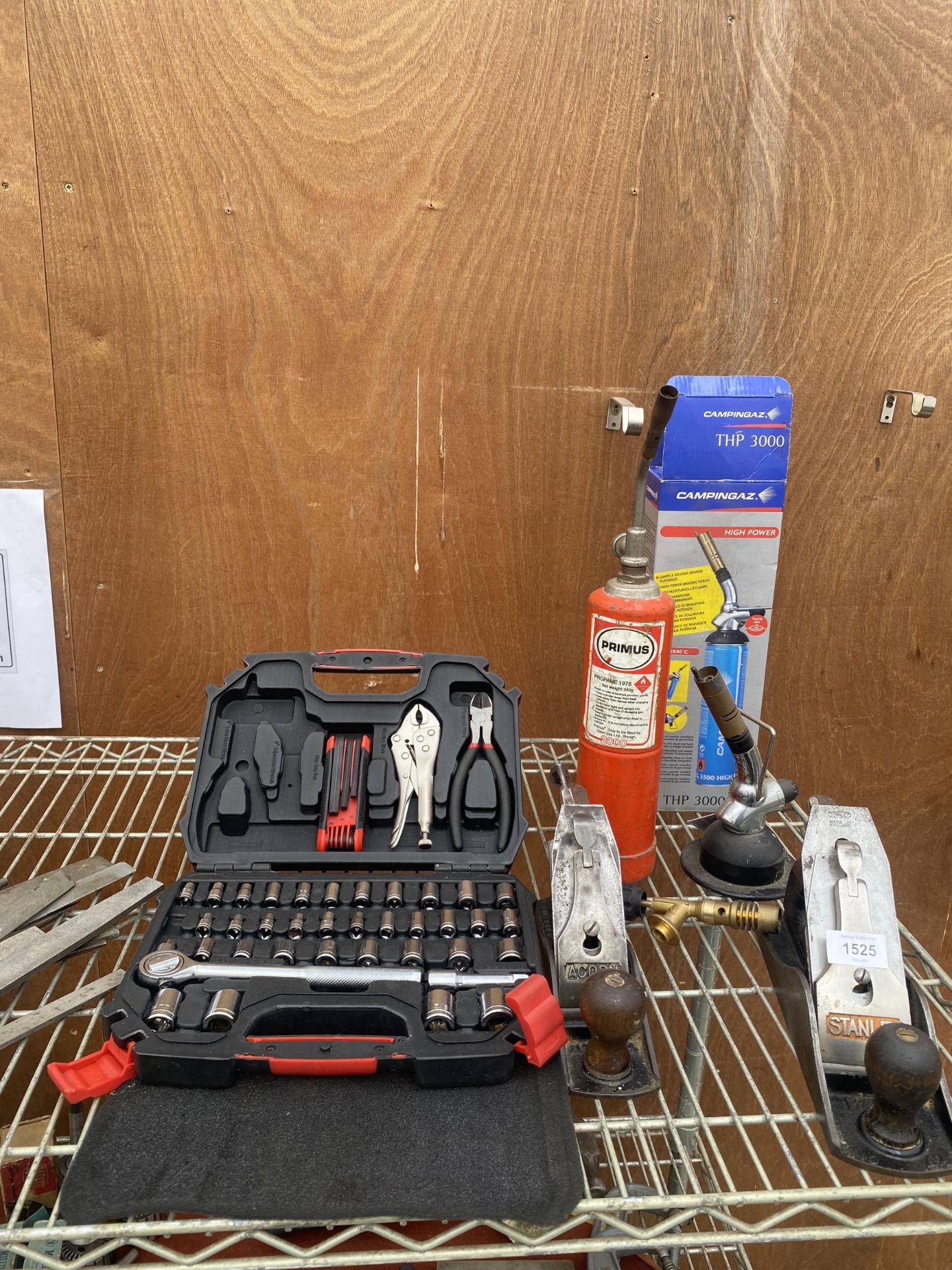 AN ASSORTMENT OF TOOLS TO INCLUDE TWO WOOD PLANES AND A SOCKET SET ETC