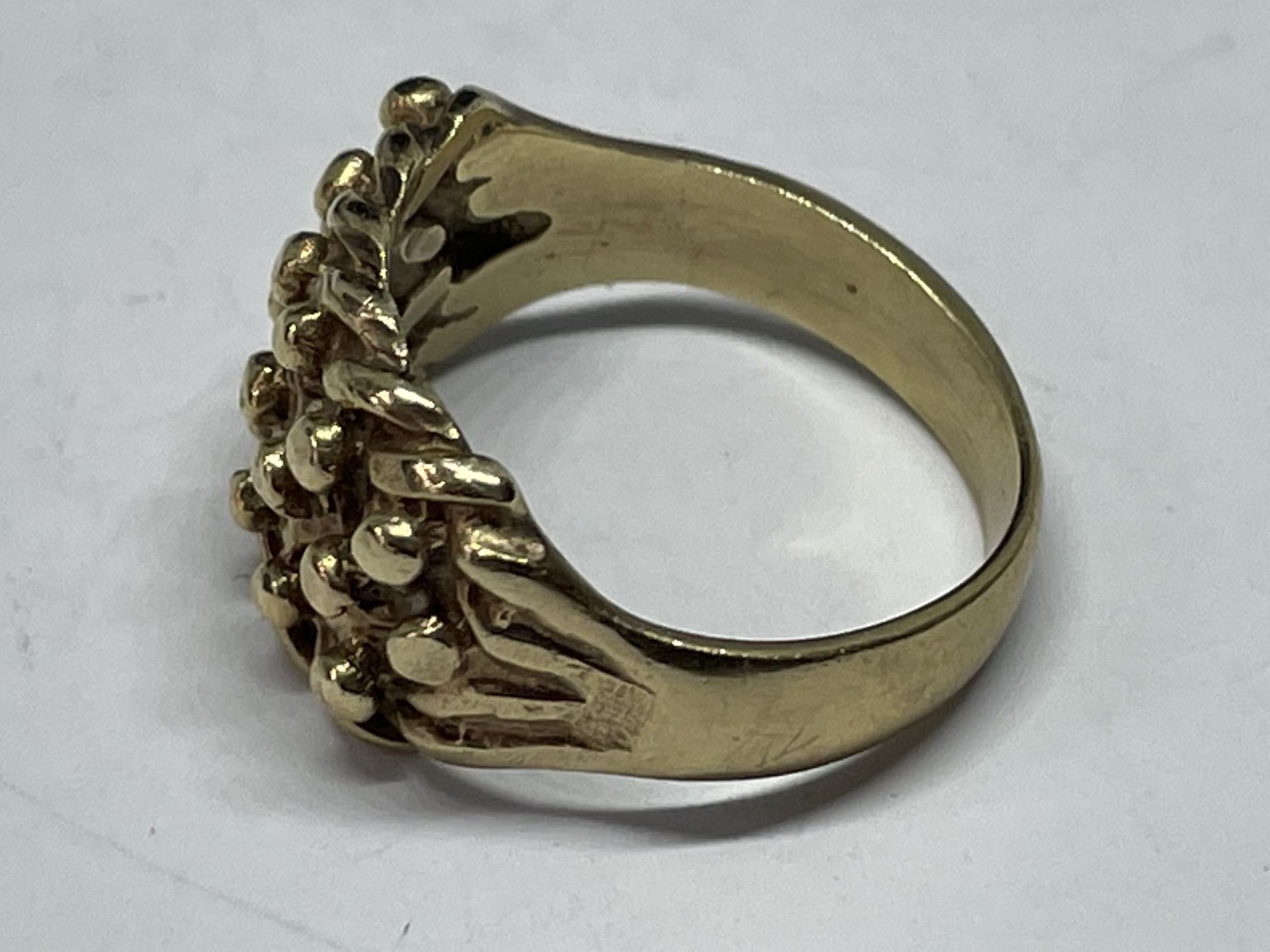 A 9 CARAT GOLD RING GROSS WEIGHT 5.13 GRAMS SIZE N - Image 2 of 4