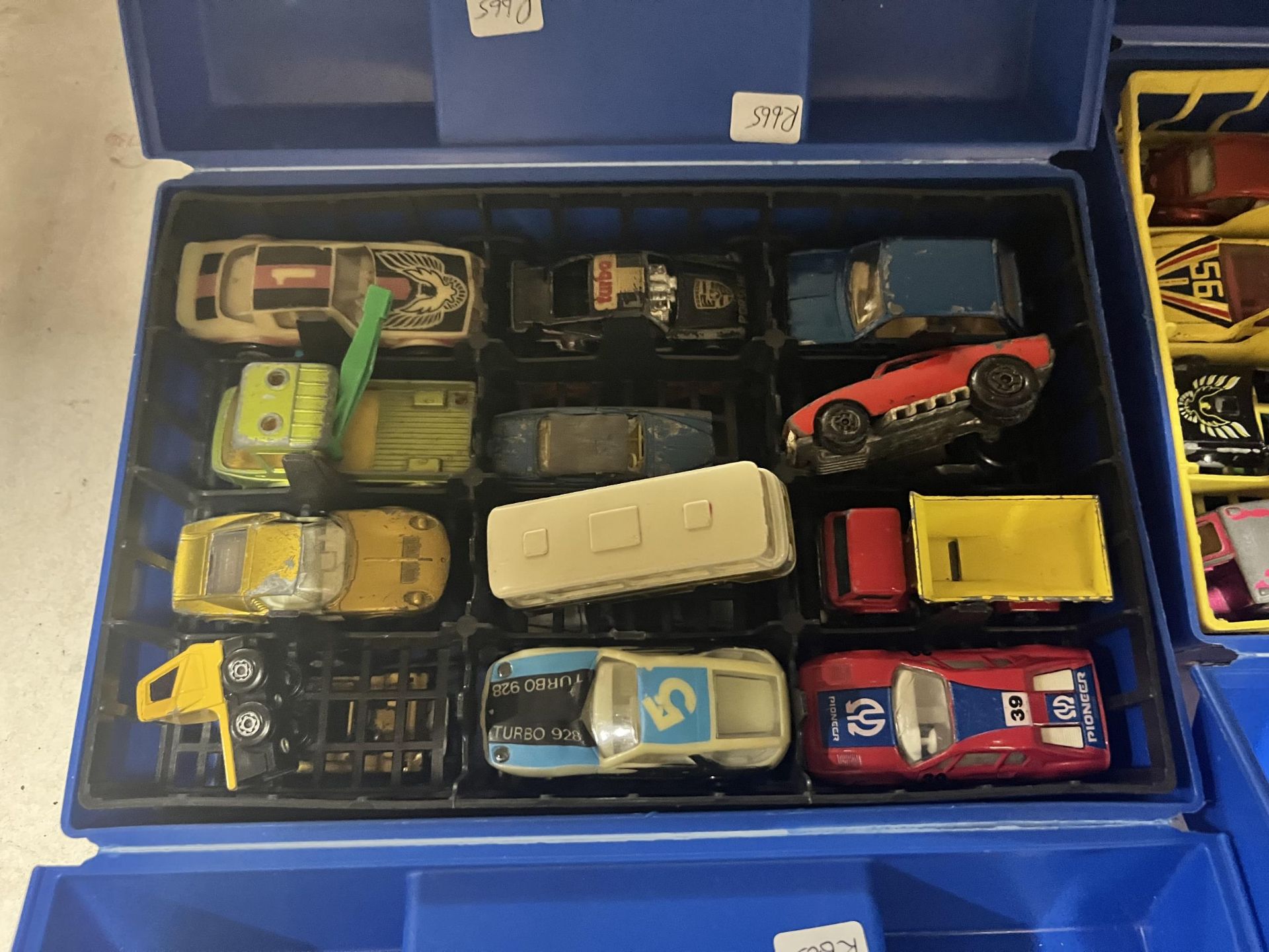 A LARGE QUANTITY OF VINTAGE DIE-CAST VEHICLES IN MATCHBOX CARRY CASES - Image 2 of 4