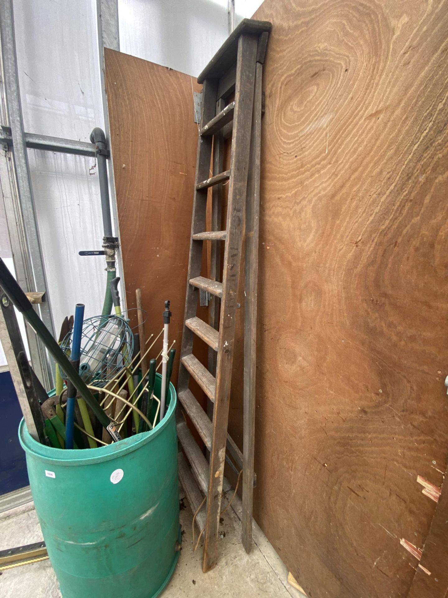 A LARGE ASSORTMENT OF GARDEN TOOLS TO INCLUDE A WOOD STEP LADDER, SHEARS AND SPADES ETC - Image 4 of 4