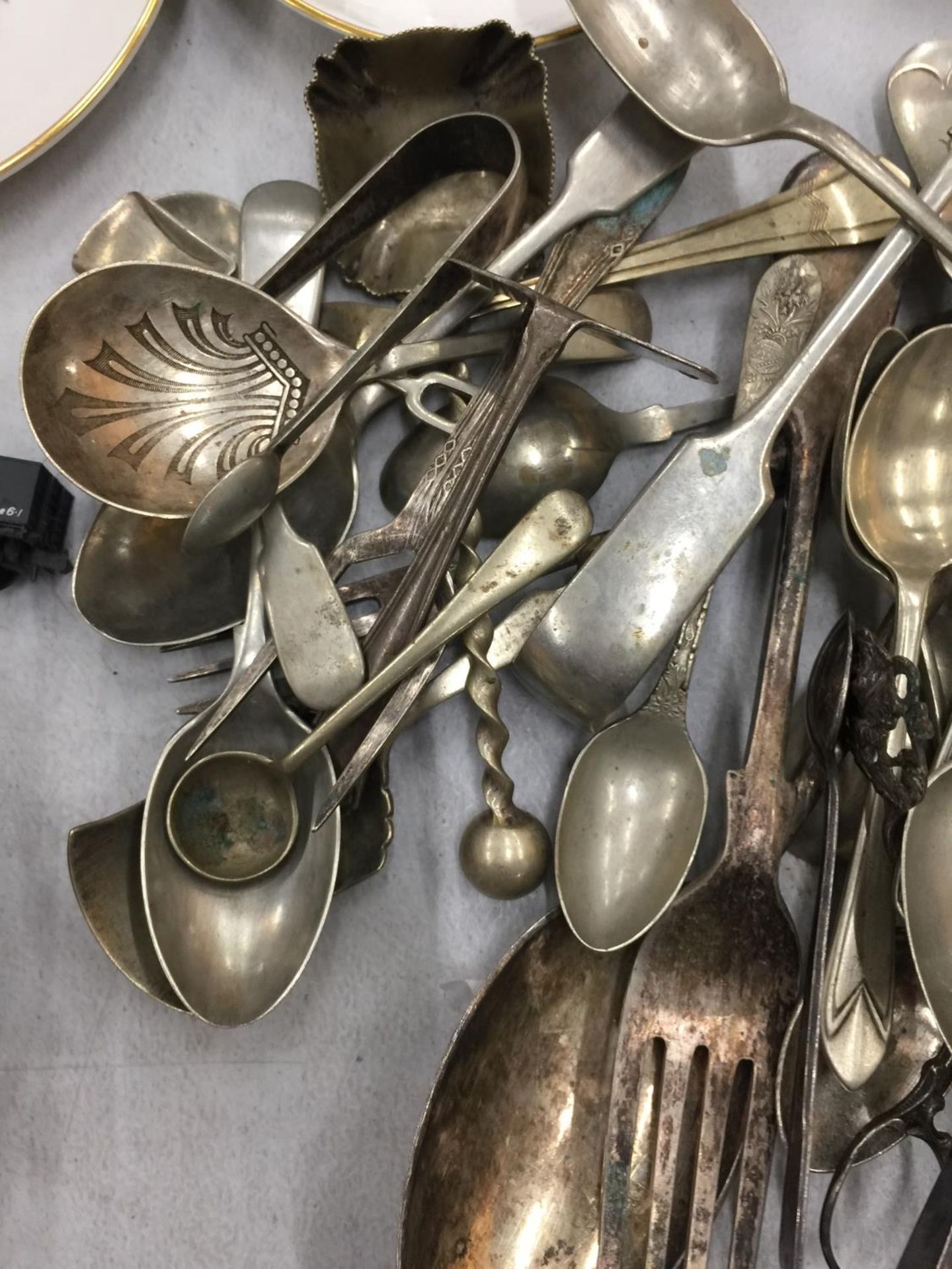 A MIXED LOT OF SILVER PLATED FLATWARE TO INCLUDE A VINTAGE OXO SPOON - Image 6 of 8