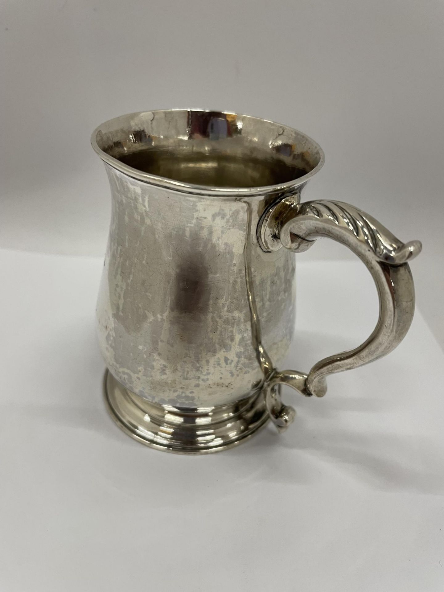 A GEORGE III SILVER TANKARD / MUG, HALLMARKS FOR LONDON, 1766, MAKERS POSSIBLY JOHN KING, WEIGHT - Image 2 of 2