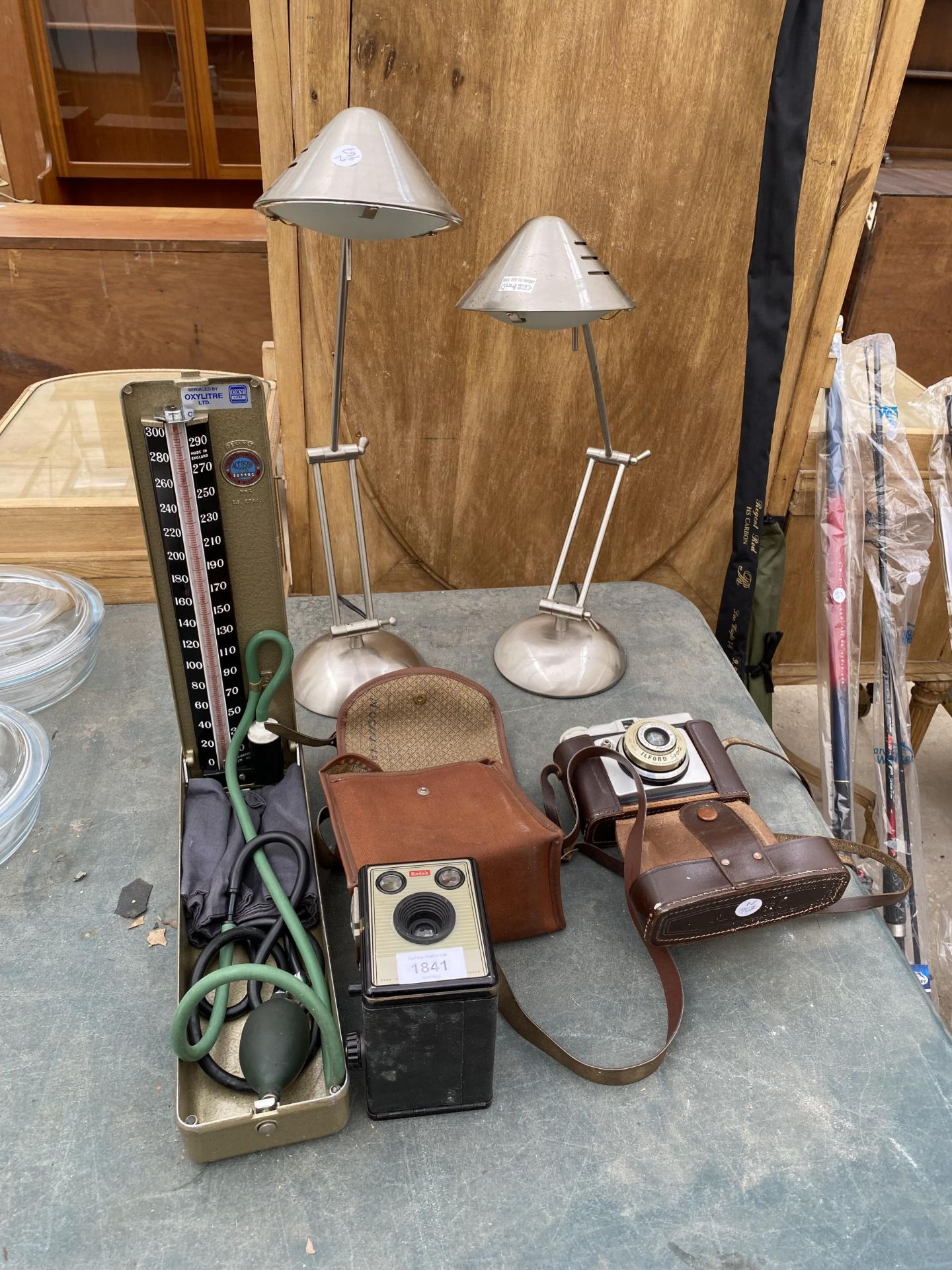 AN ASSORTMENT OF ITEMS TO INCLUDE A KODAK CAMERA, A BLOOD PRESSURE TESTER AND TWO LAMPS ETC