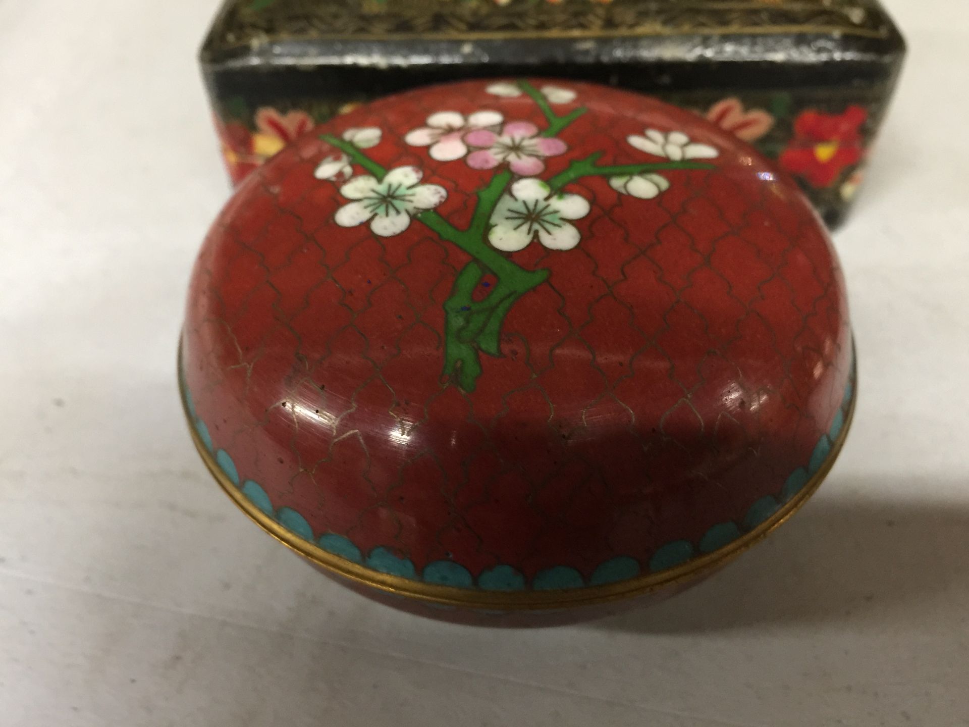 A GROUP OF VINTAGE TRINKET BOXES, INLAID EXAMPLE, CLOISONNE BOX ETC - Image 2 of 5