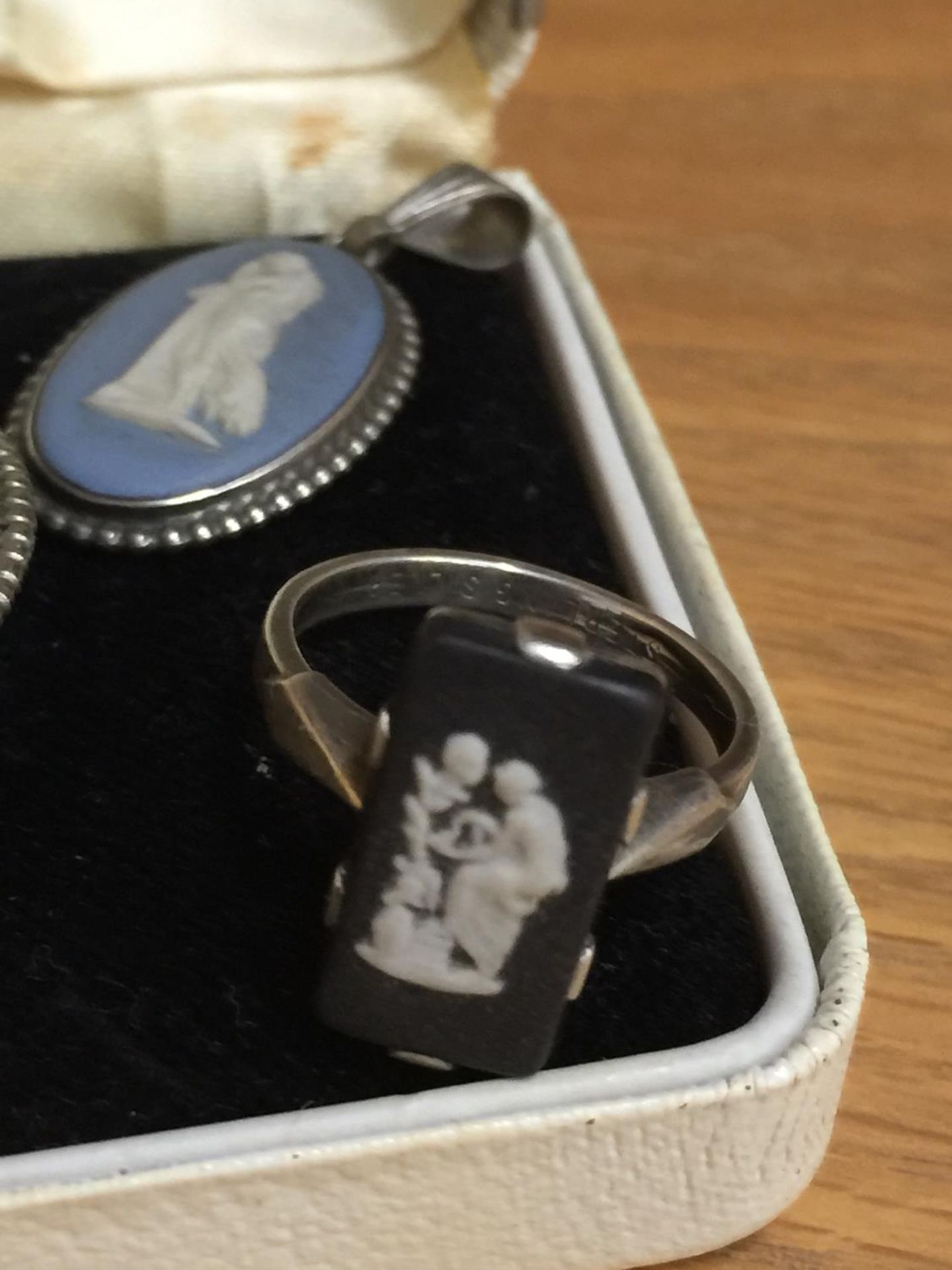 THREE SILVER AND WEDGWOOD ITEMS TO INCLUDE A BROOCH, RING AND PENDANT IN A WEDGEWOOD PRESENTATION - Image 6 of 10