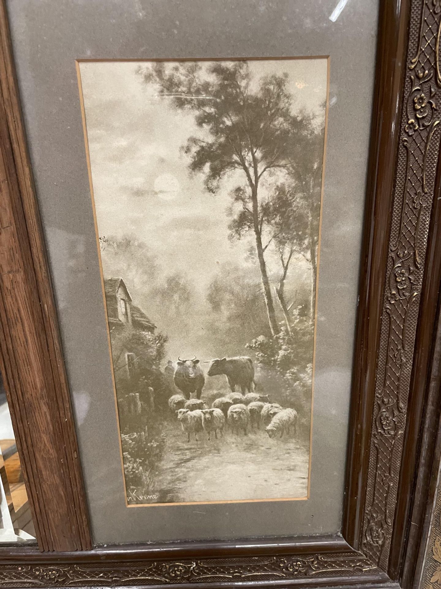 A VINTAGE CARVED WOODEN FRAMED MIRROR WITH SIDE PANELS OF CATTLE - Image 2 of 4