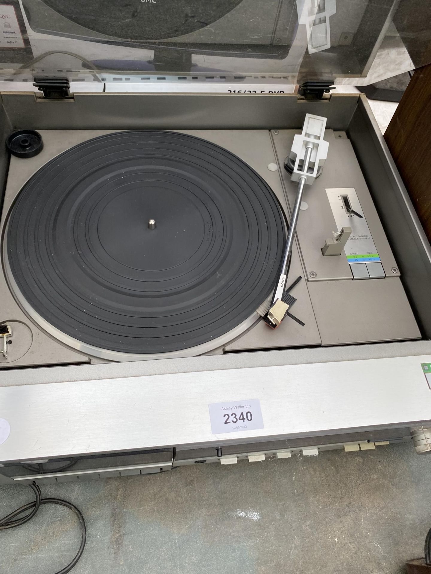 A SONY RECORD PLAYER AND A PAIR OF SONY SPEAKERS - Bild 3 aus 3