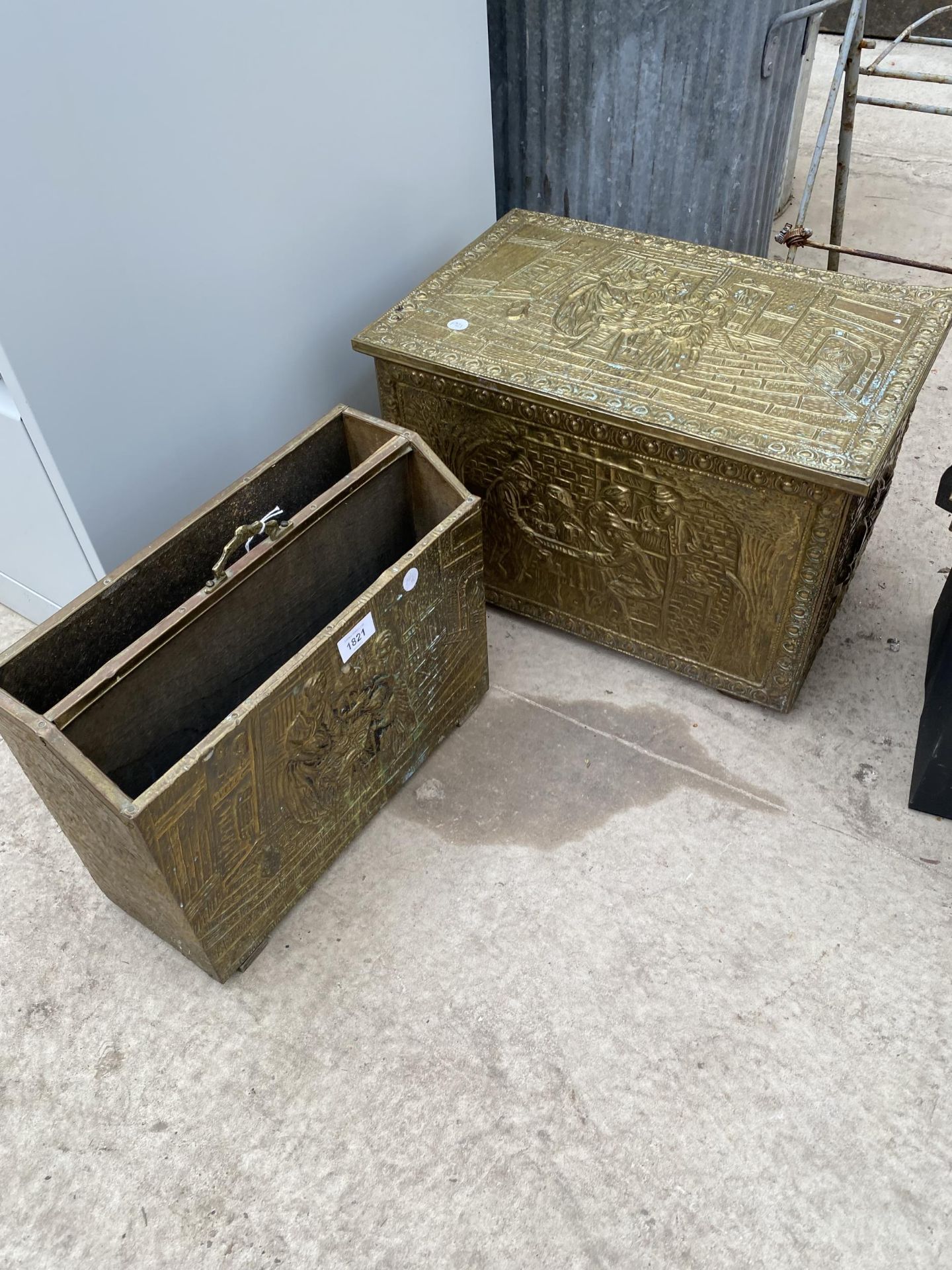 A BRASS LOG BOX AND A BRASS MAGAZINE RACK