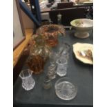 A QUANTITY OF GLASSWARE TO INCLUDE AN AMBER COLOURED BOWL WITH 'SPLASH' EFFECT RIM, LAMPSHADE, AN
