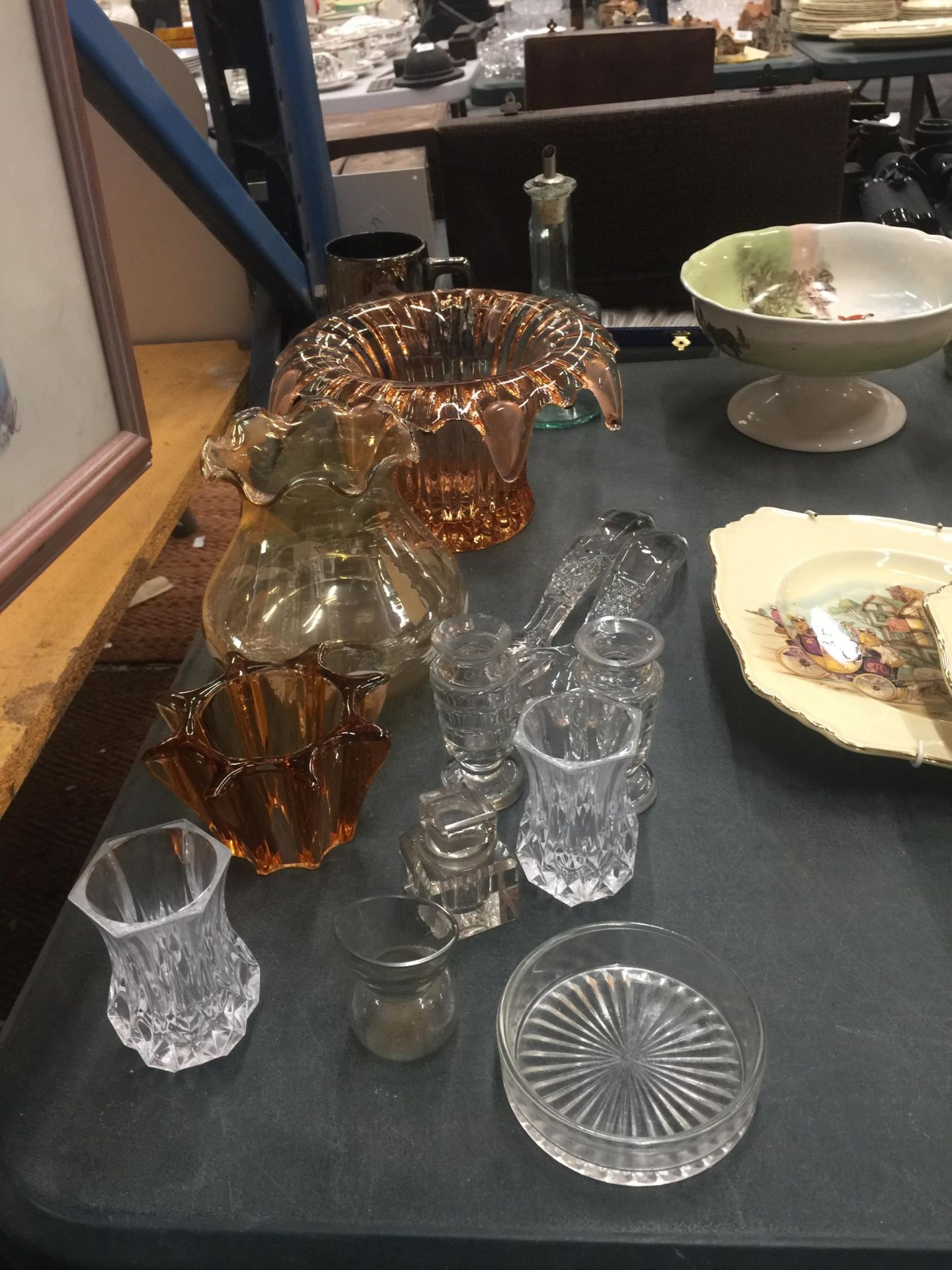 A QUANTITY OF GLASSWARE TO INCLUDE AN AMBER COLOURED BOWL WITH 'SPLASH' EFFECT RIM, LAMPSHADE, AN