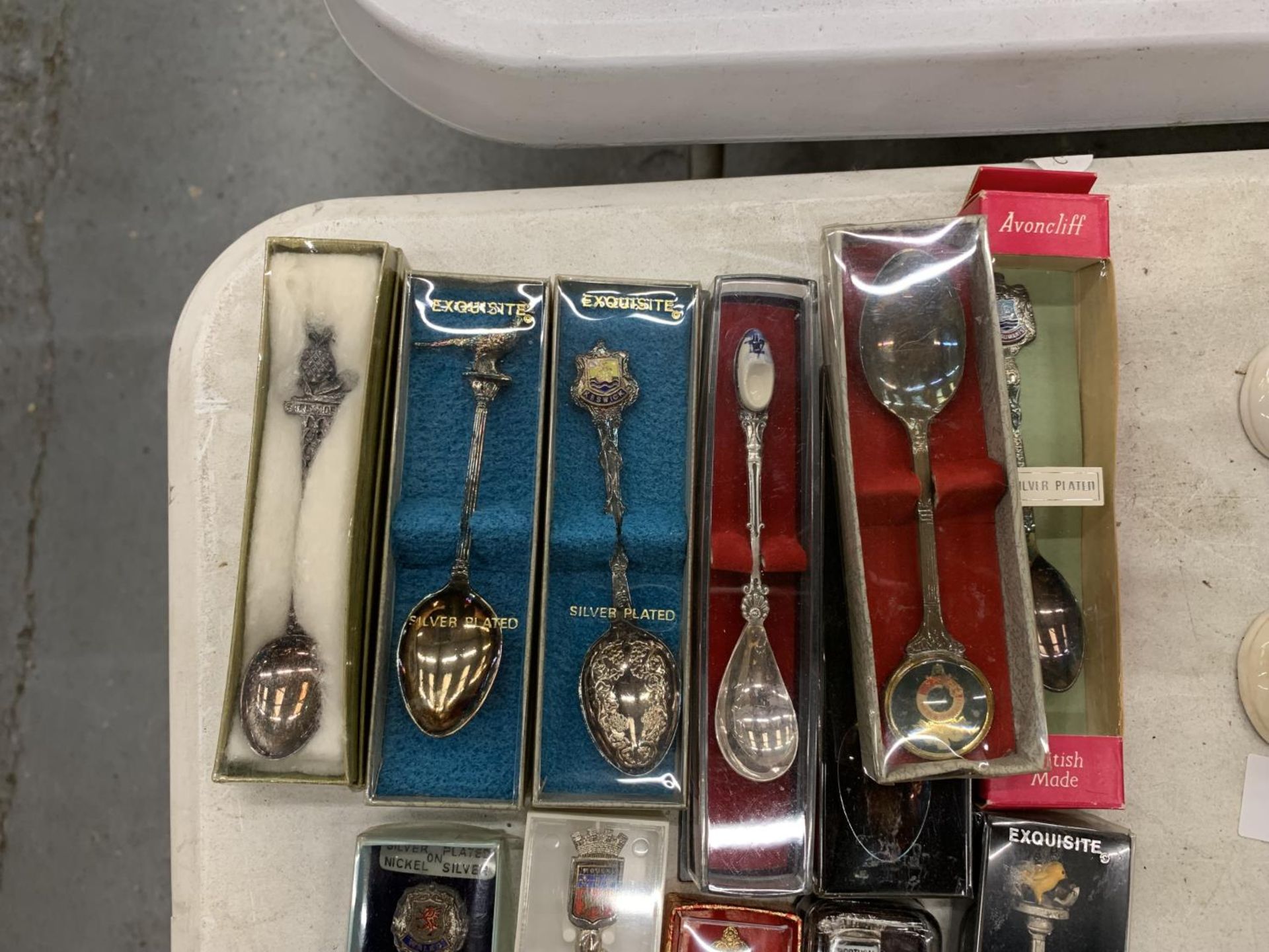 A COLLECTION OF BOXED SOUVENIR TEASPOONS PLUS A QUANTITY OF BOXED THIMBLES TO INCLUDE SPODE, - Image 4 of 4