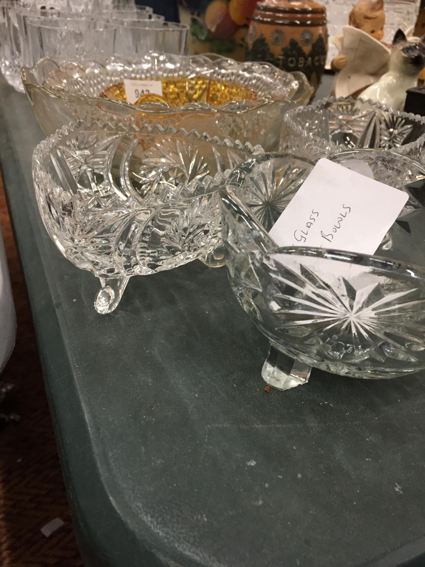 A MIXED LOT OF CUT AND FURTHER GLASS TO INCLUDE CANDY BOWLS, FRUIT BOWLS AND LICQUER / WHISKY - Image 4 of 4