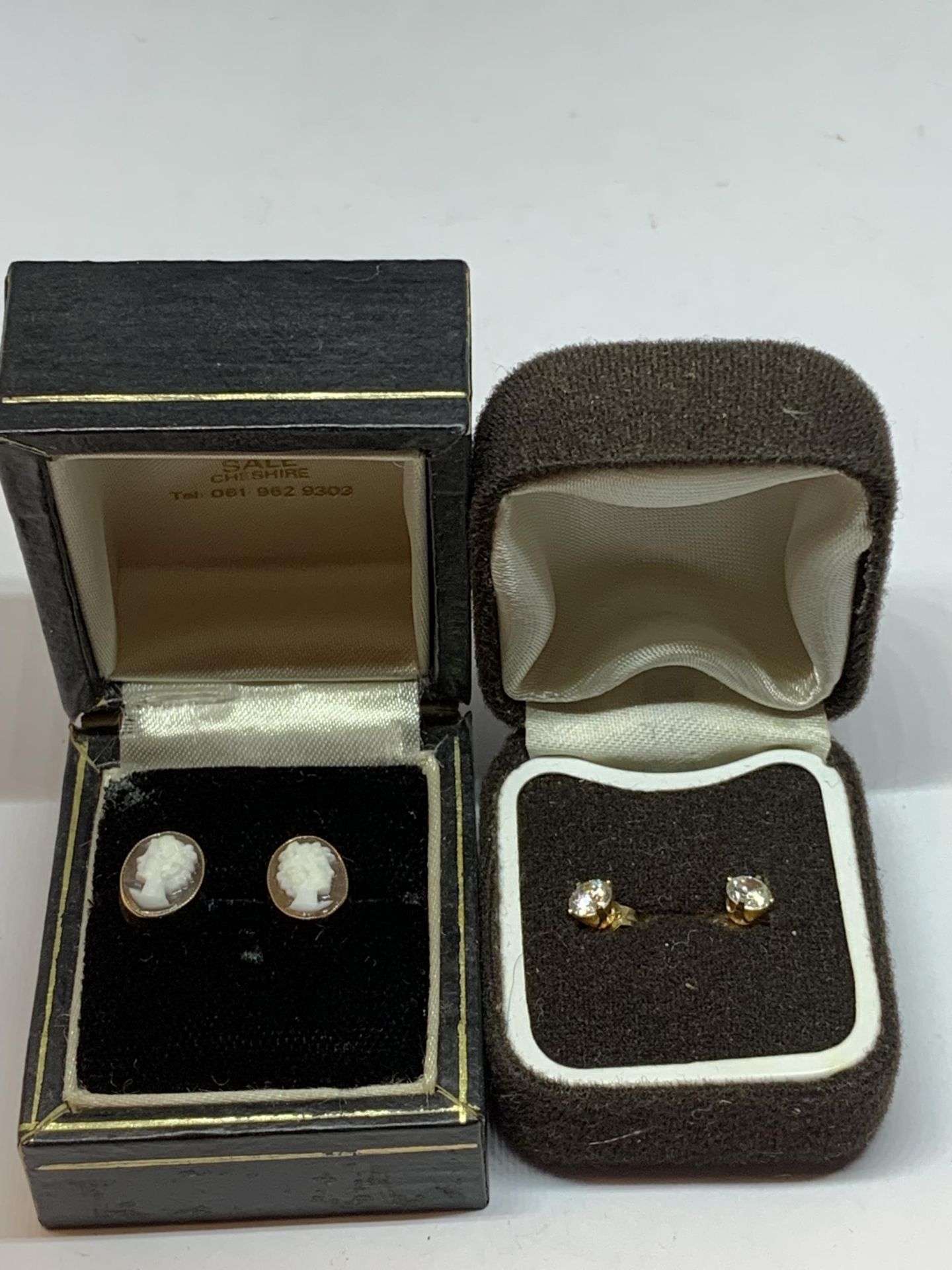 TWO PAIRS OF 9 CARAT GOLD EARRINGS TO INCLUDE CAMEOSAND CLEAR STONES IN PRESENTATION BOXES