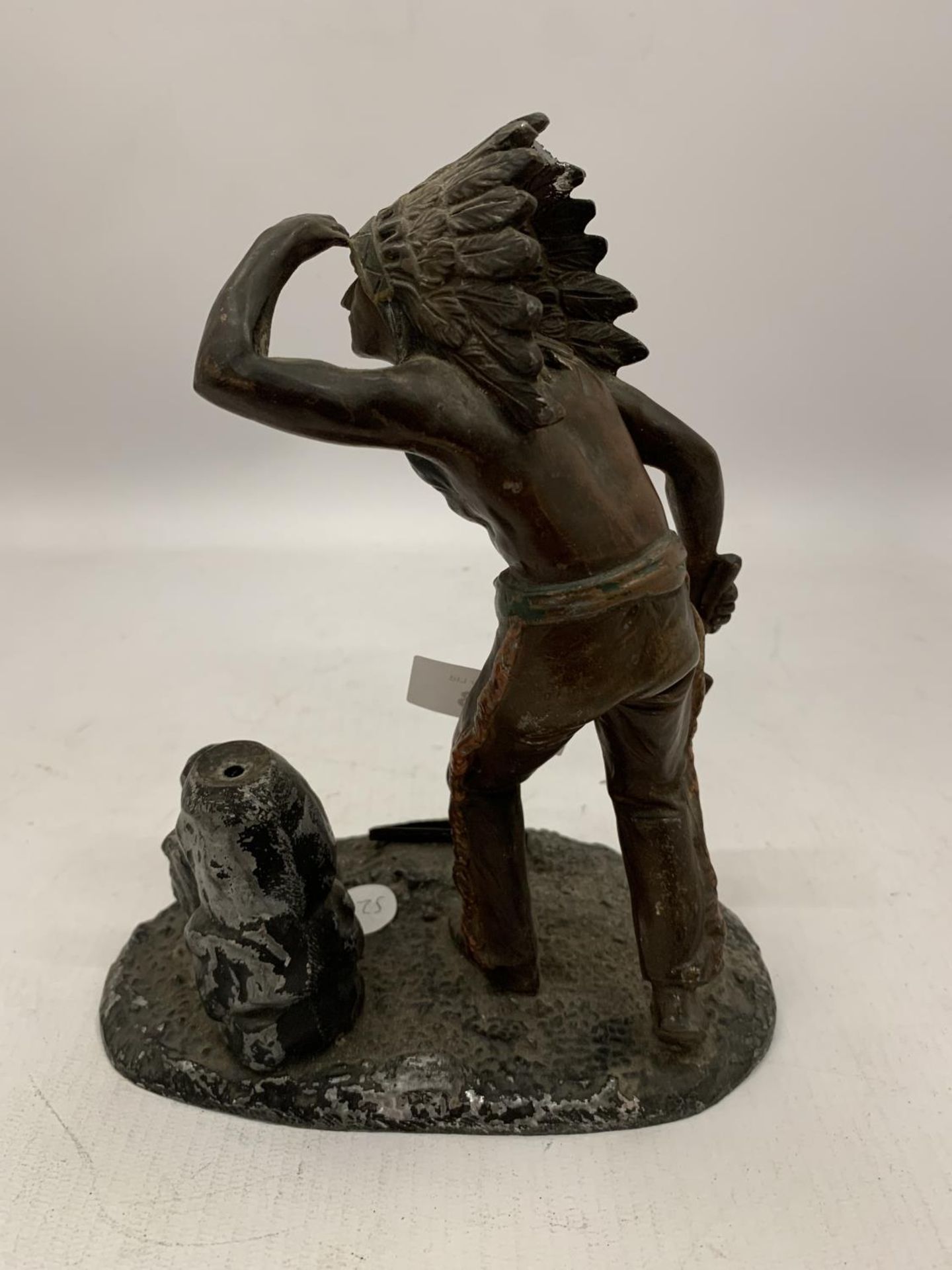 A VINTAGE SPELTER LIGHTER IN THE FORM OF A NATIVE INDIAN HEIGHT 20CM - A/F - Image 4 of 7