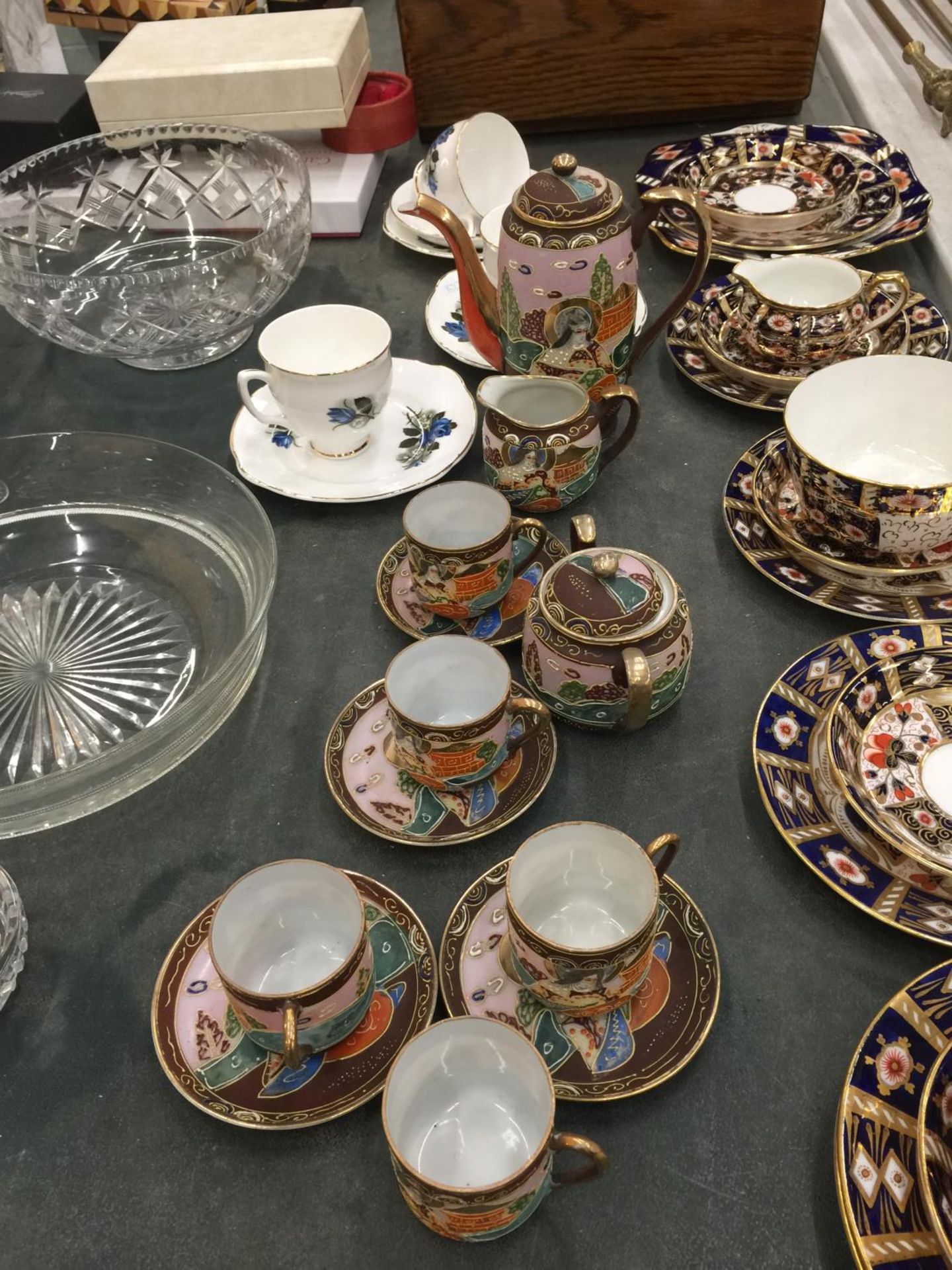 AN ORIENTAL STYLE COFFEE SET TO INCLUDE A COFFEE POT, CREAM JUG, SUGAR BOWL, CUPS AND SAUCERS PLUS A