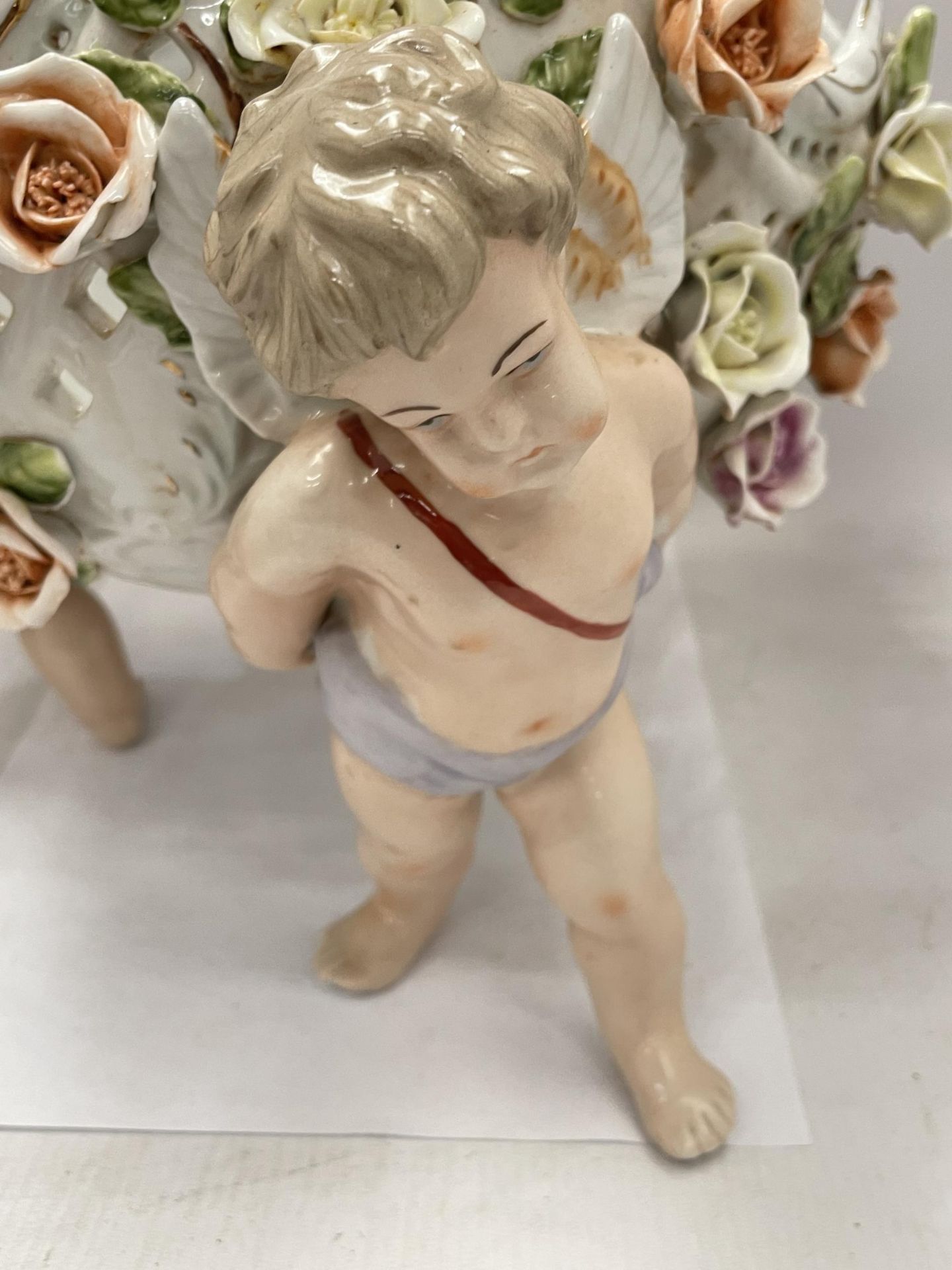 A CONTINENTAL PORCELAIN CHERUB DESIGN FLORAL ENCRUSTED BOWL WITH MEISSEN BLUE CROSS SWORDS MARK TO - Image 3 of 6
