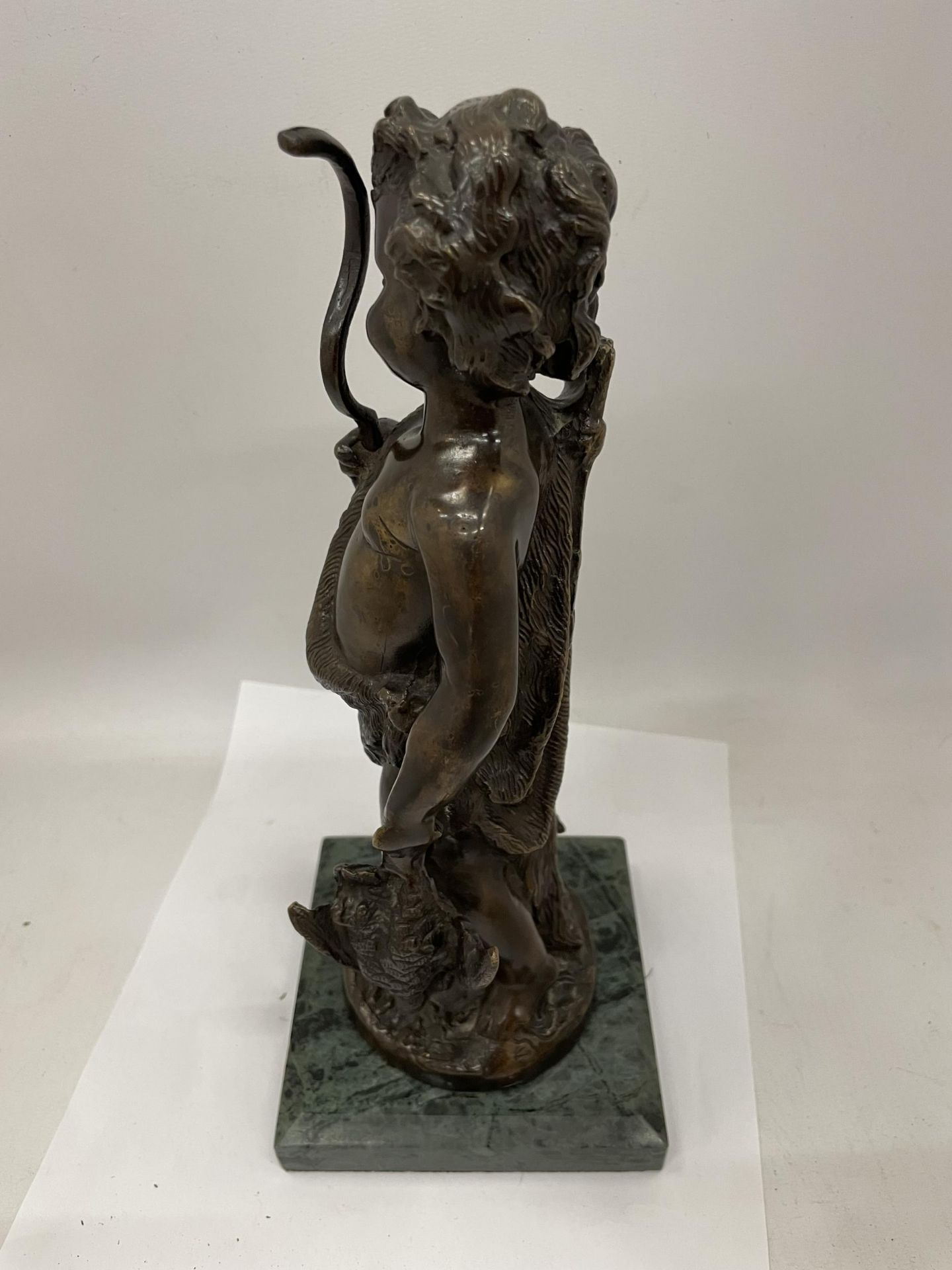 A BRONZE MODEL OF HUNTING BOY ON A GREEN MARBLE BASE, HEIGHT 28CM - Bild 2 aus 3