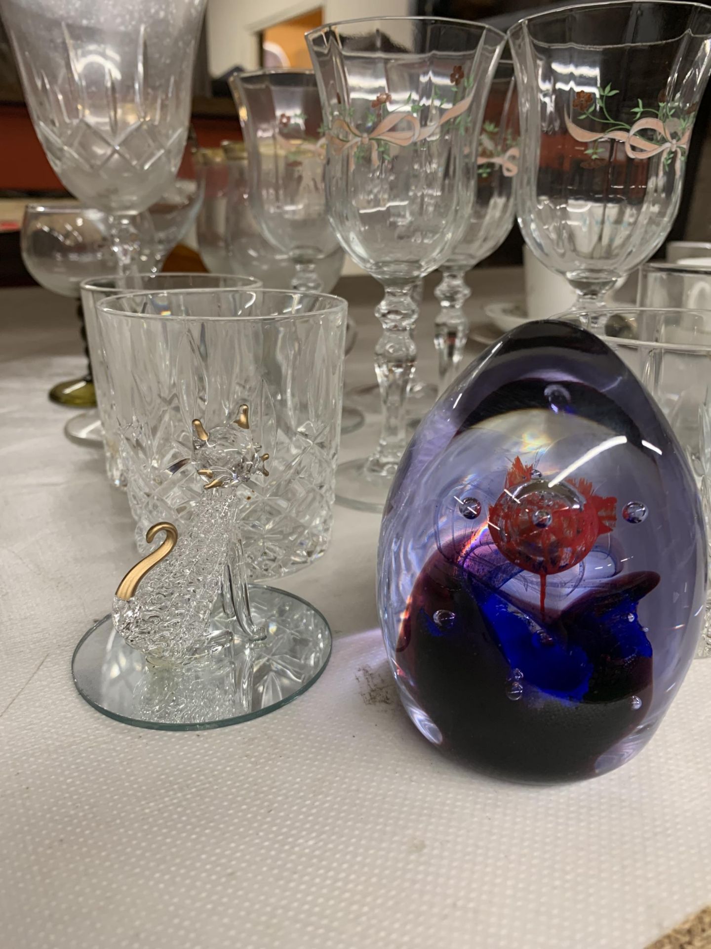 A QUANTITY OF GLASSES TO INCLUDE WINE, TUMBLERS, A PAPERWEIGHT, A CAT, ETC - Image 2 of 2