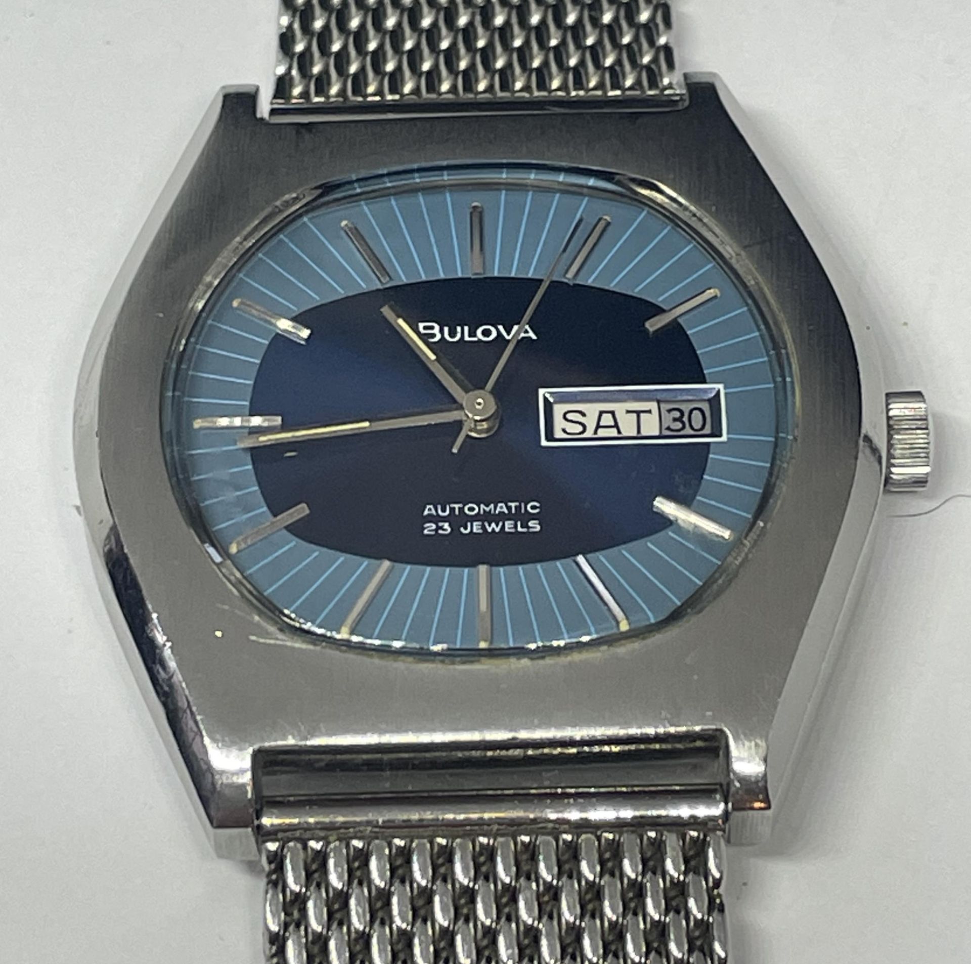 A RARE VINTAGE BULOVA AUTOMATIC GENTS N2 WRIST WATCH, SEEN WORKING BUT NO WARRANTIES GIVEN