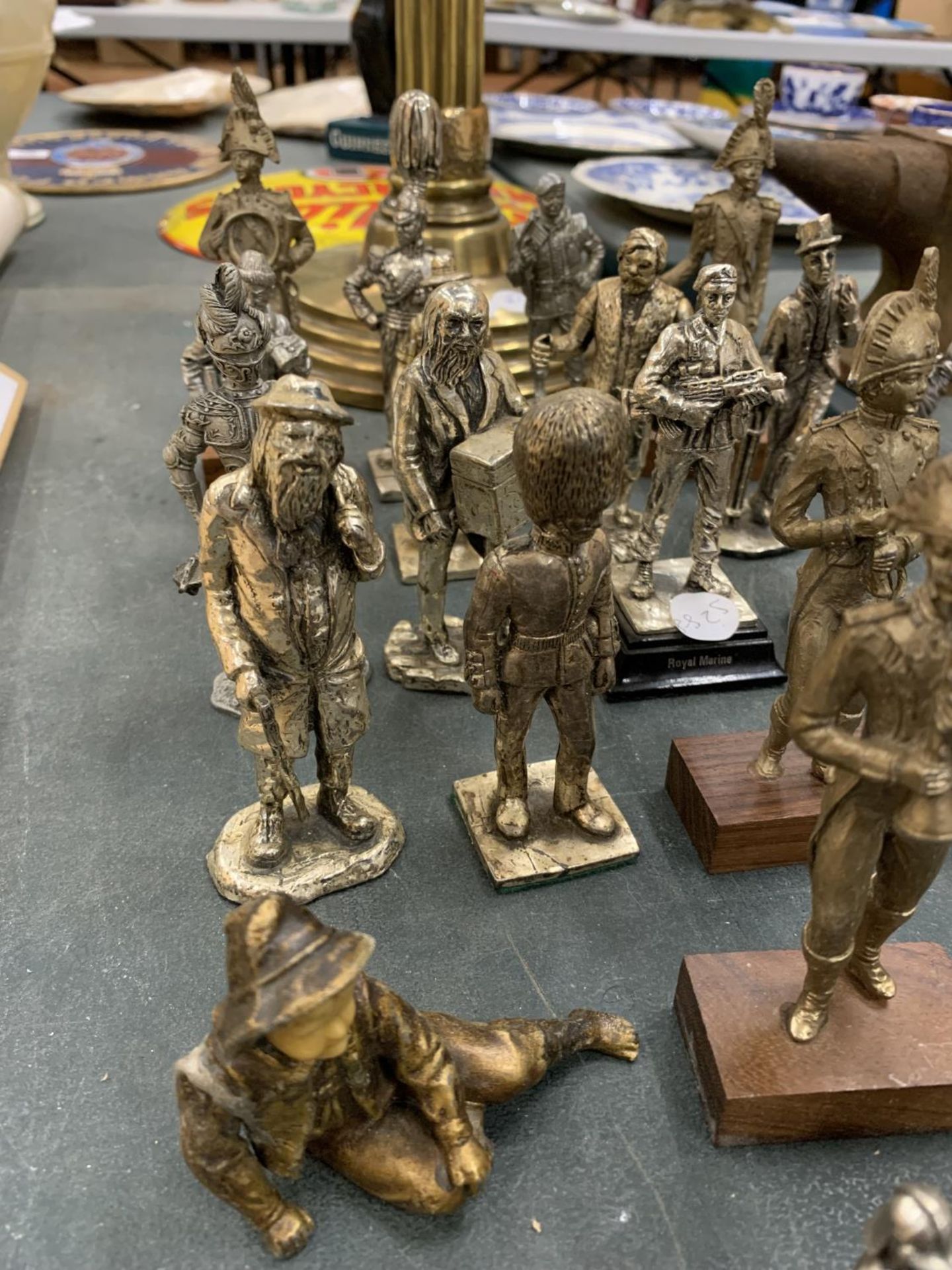 A LARGE QUANTITY OF SMALL PEWTER FIGURES TO INCLUDE SOLDIERS, ETC - Image 6 of 6
