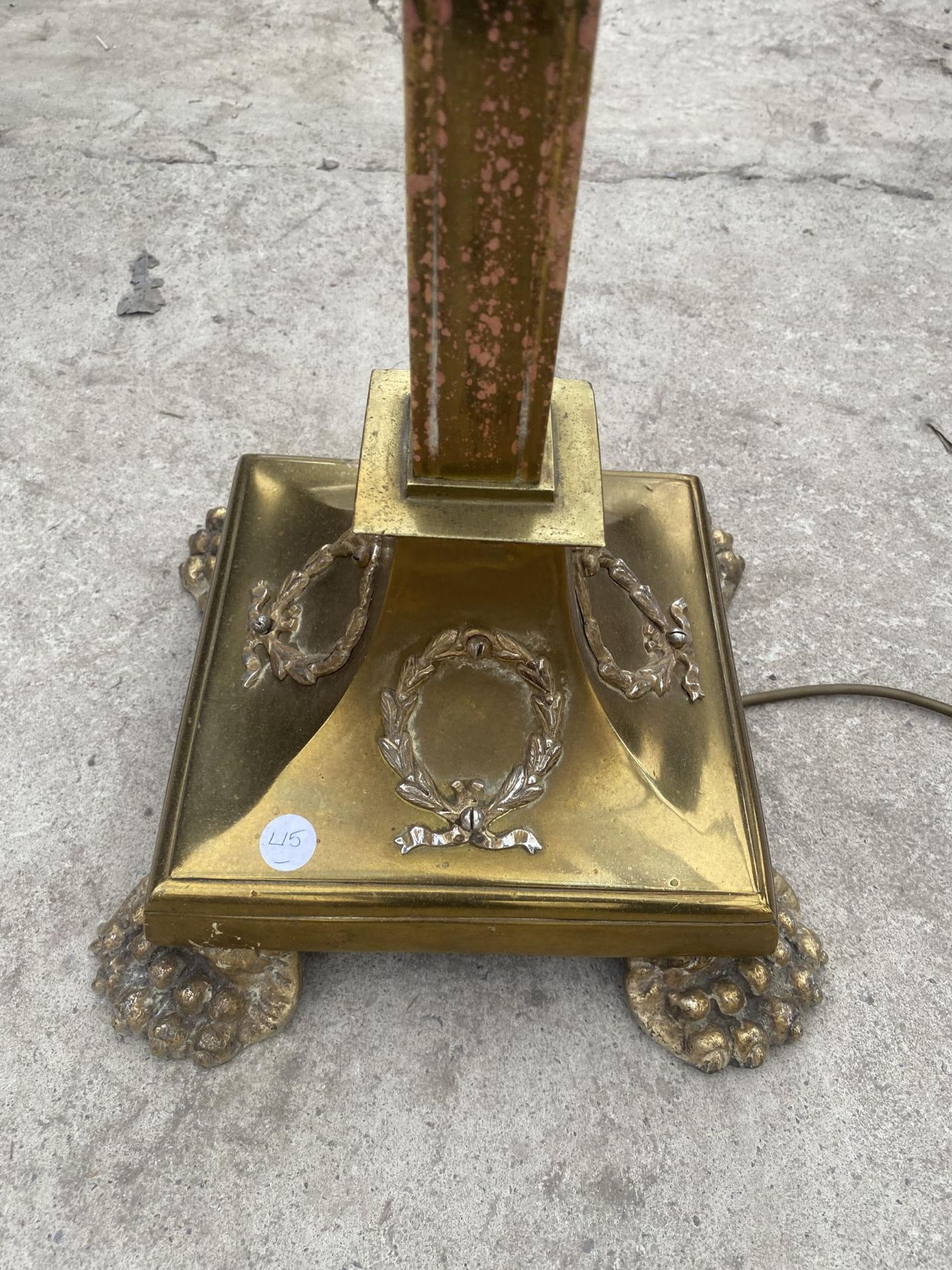 AN ADJUSTABLE BRASS STANDARD LAMP ON SQUARE BASE, WITH CLAW FEET, COMPLETE WITH SHADE - Image 3 of 4