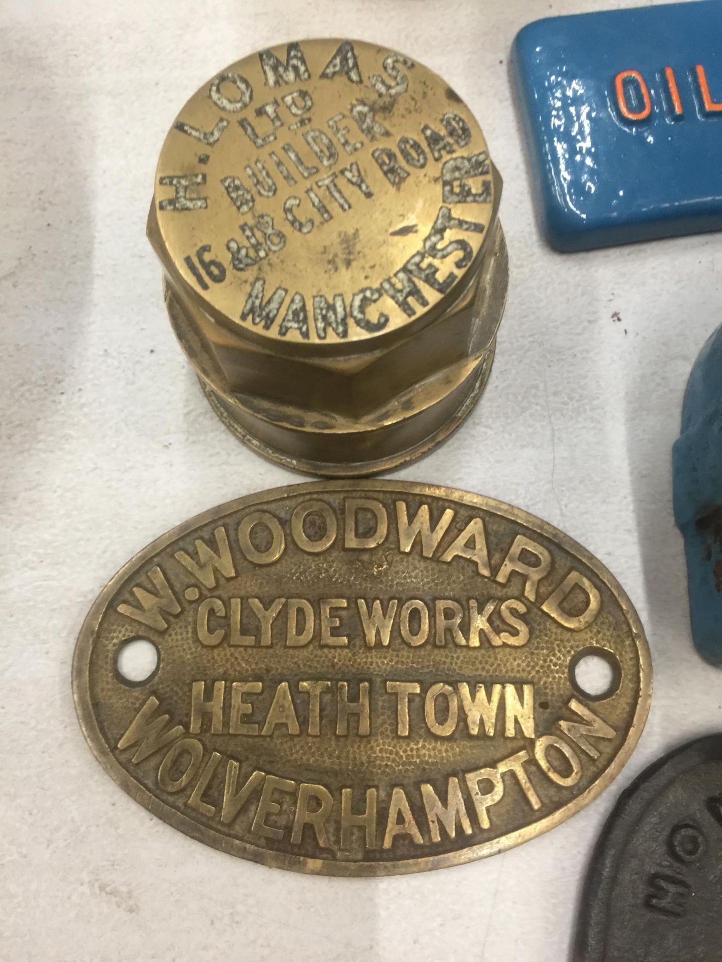 A QUANTITY OF CAST ITEMS TO INCLUDE TRIVETS, OIL LIDS, A HOWARD BEDFORD BOX, BRASS W. WOODWARD CLYDE - Image 4 of 5