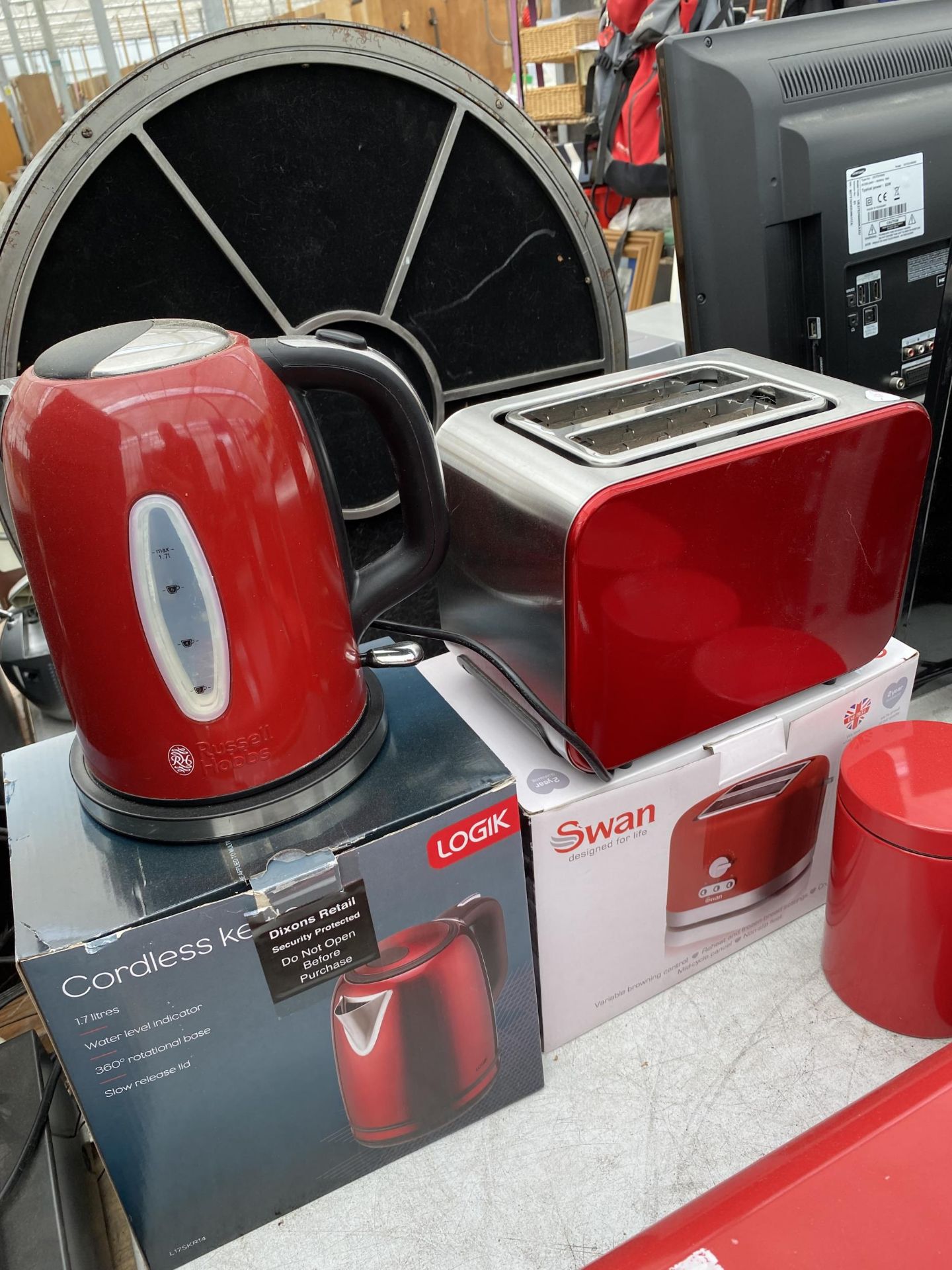 AN ASSORTMENT OF ITEMS TO INCLUDE A SWAN TOASTER AND A LOGIK KETTLE ETC - Image 2 of 2