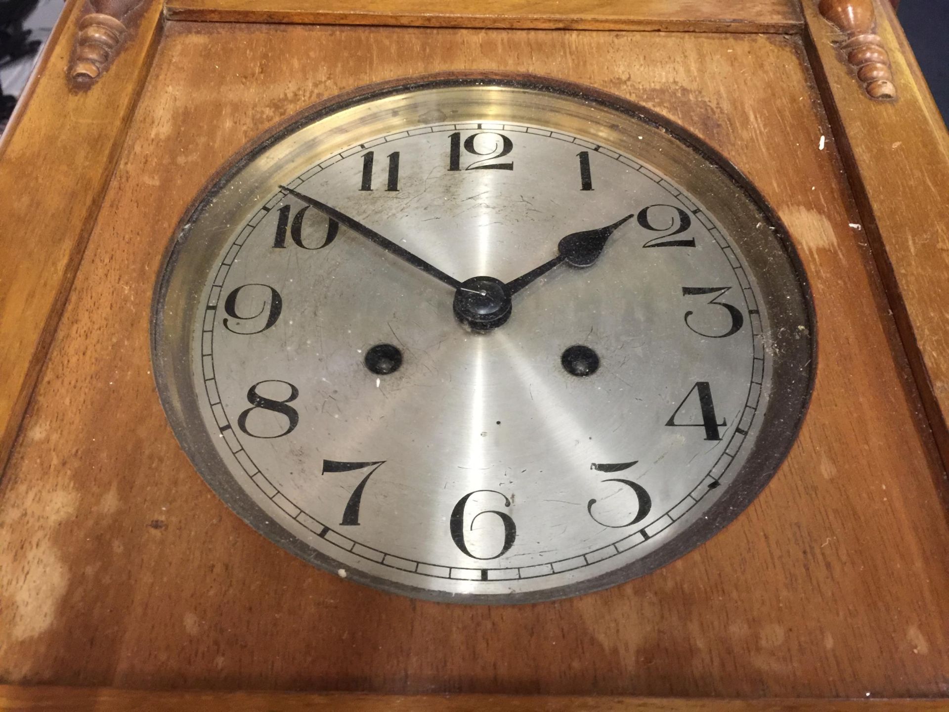 A VINTAGE MAHOGANY CASED WALL CLOCK COMPLETE WITH PENDULUM AND KEY HEIGHT 77CM, WIDTH 31CM - Image 2 of 5