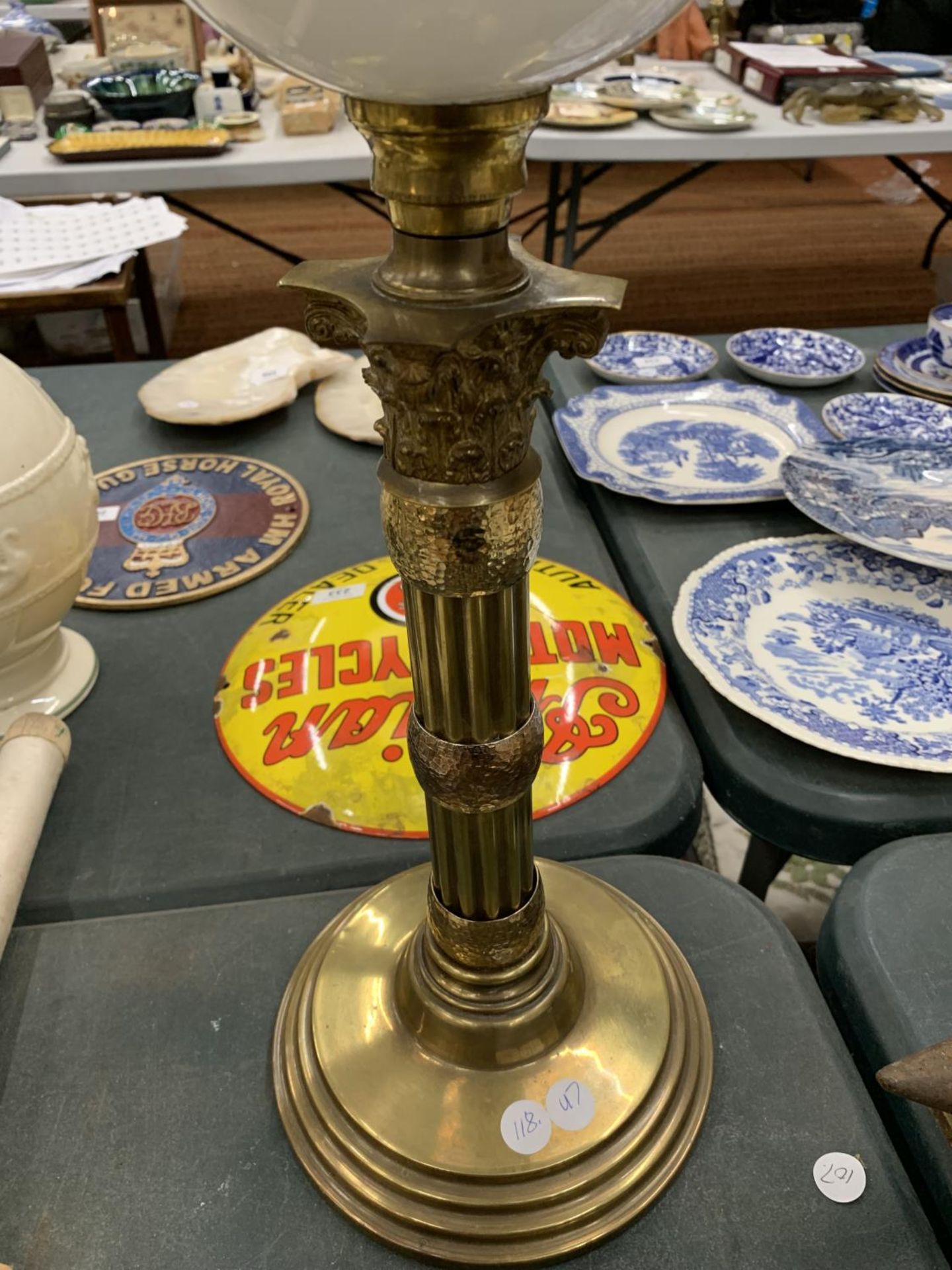 A VINTAGE BRASS OIL LAMP WITH COLUMN STAND AND OPAQUE GLASS HEIGHT 51CM - Image 3 of 4