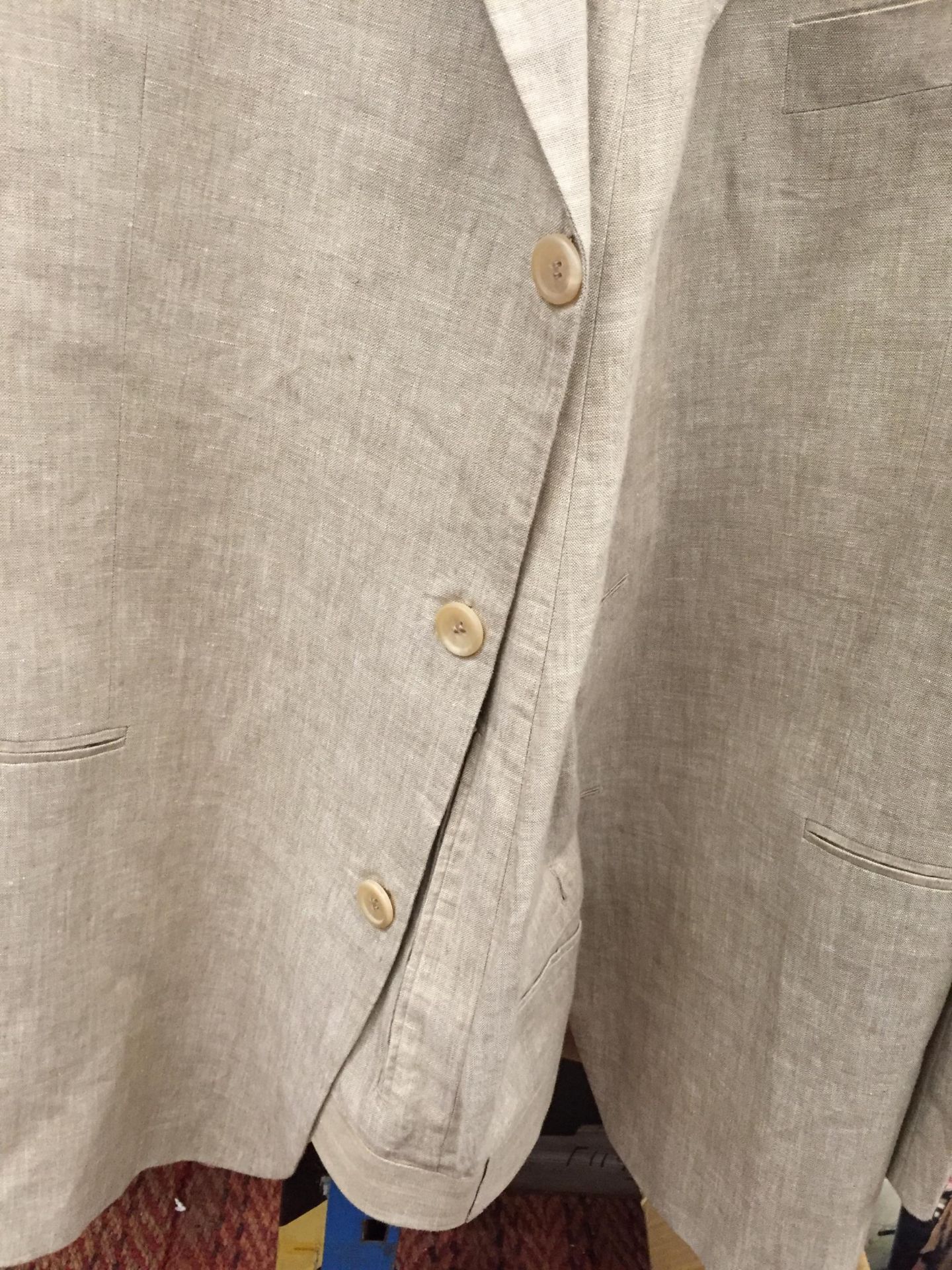 A WHITE LINEN SUIT AND TROUSERS - Image 2 of 3
