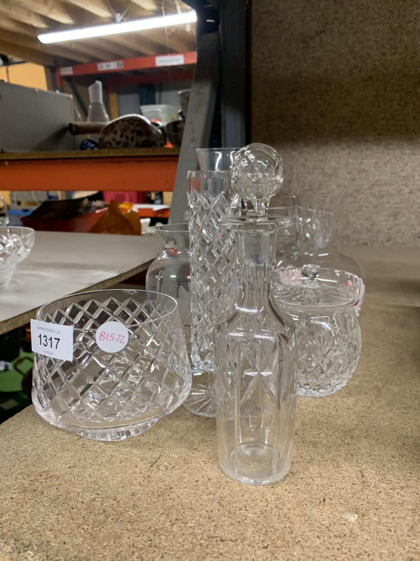 A QUANTITY OF GLASSWARE TO INCLUDE VINEGAR BOTTLE WITH STOPPER, BOWL, VASES, ETC.,