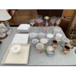 AN ASSORTMENT OF ITEMS TO INCLUDE CERAMICS AND GLASS WARE