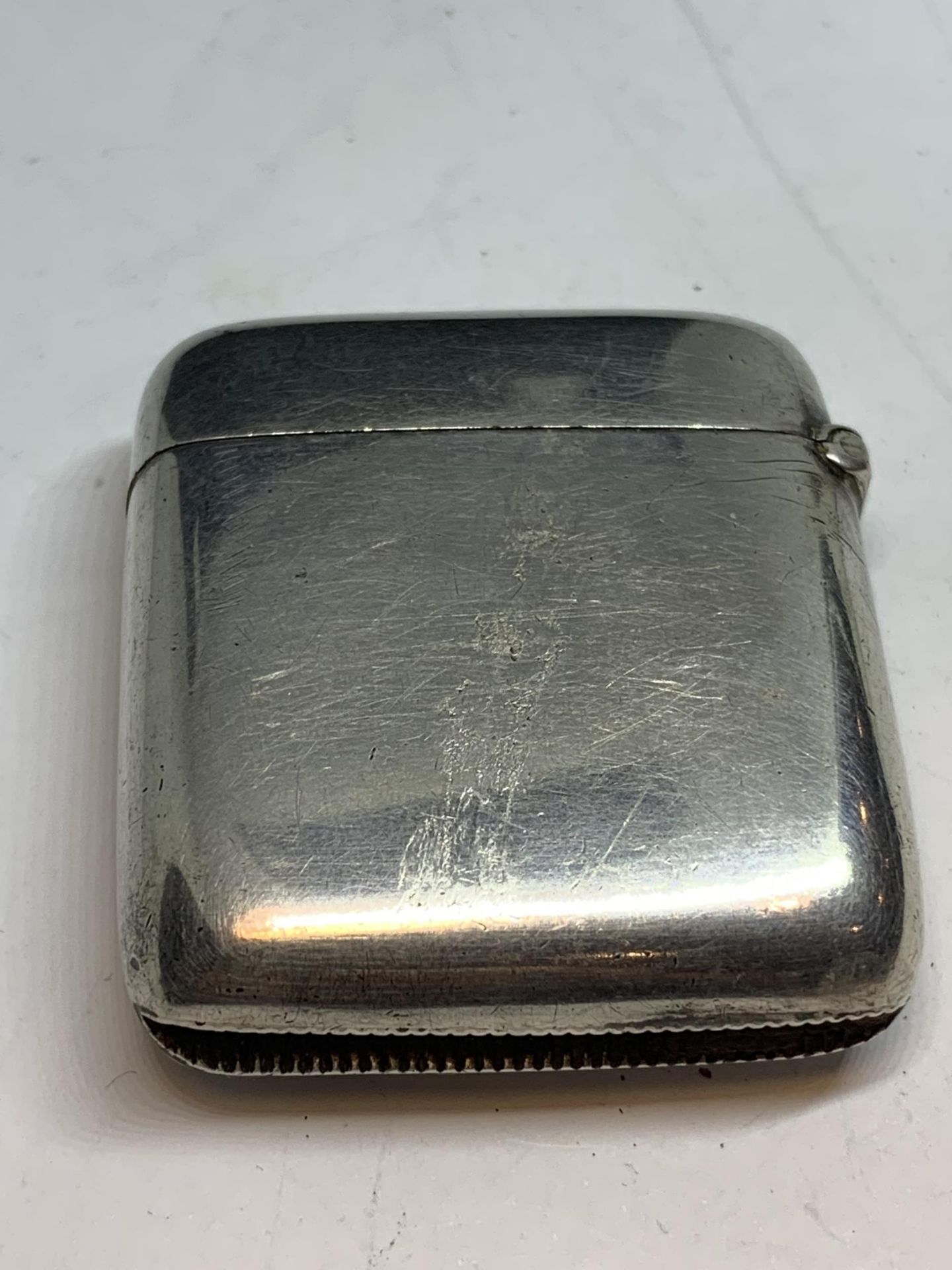 A HALLMARKED BIRMINGHAM SILVER VESTA CASE - Image 3 of 3