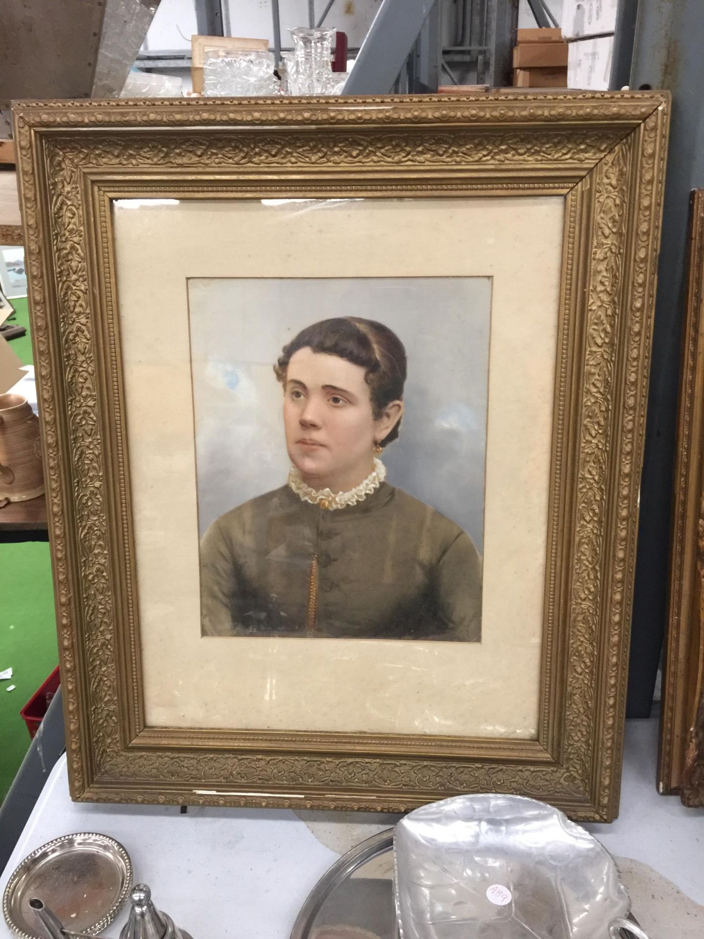 A VINTAGE WATERCOLOUR PORTRAIT OF A LADY 48CM X 58CM TO INCLUDE GILT FRAME