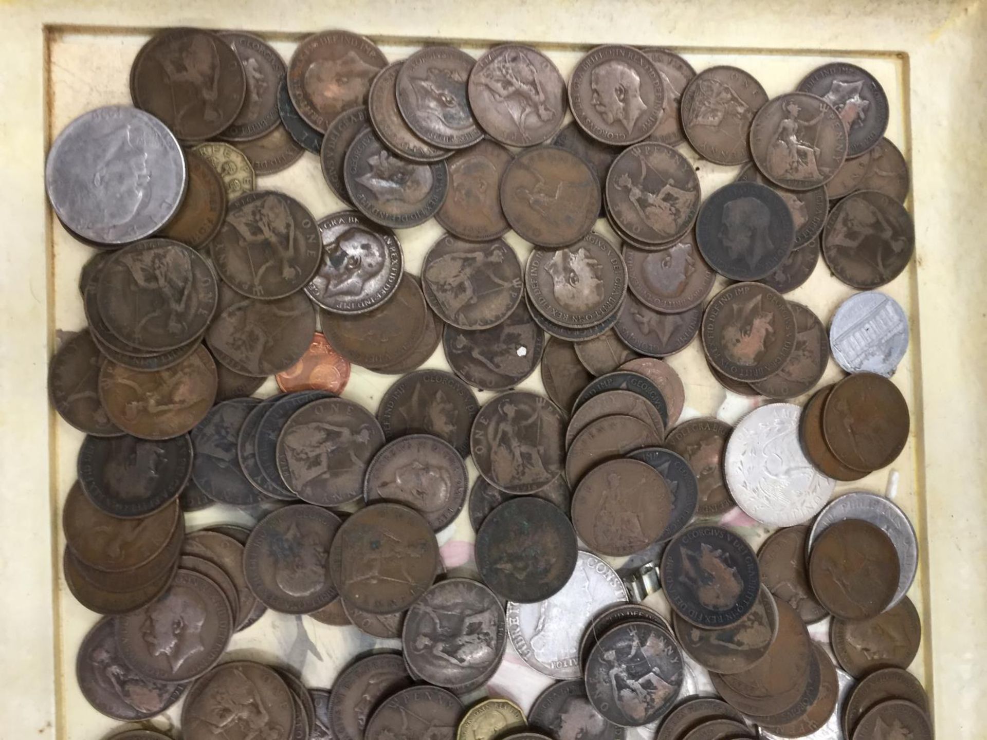 A TRAY CONTAINING A COLLECTION OF PRE-DECIMAL COINS TO INCLUDE PENNIES, THREEPENNY BITS, ETC - Image 4 of 8