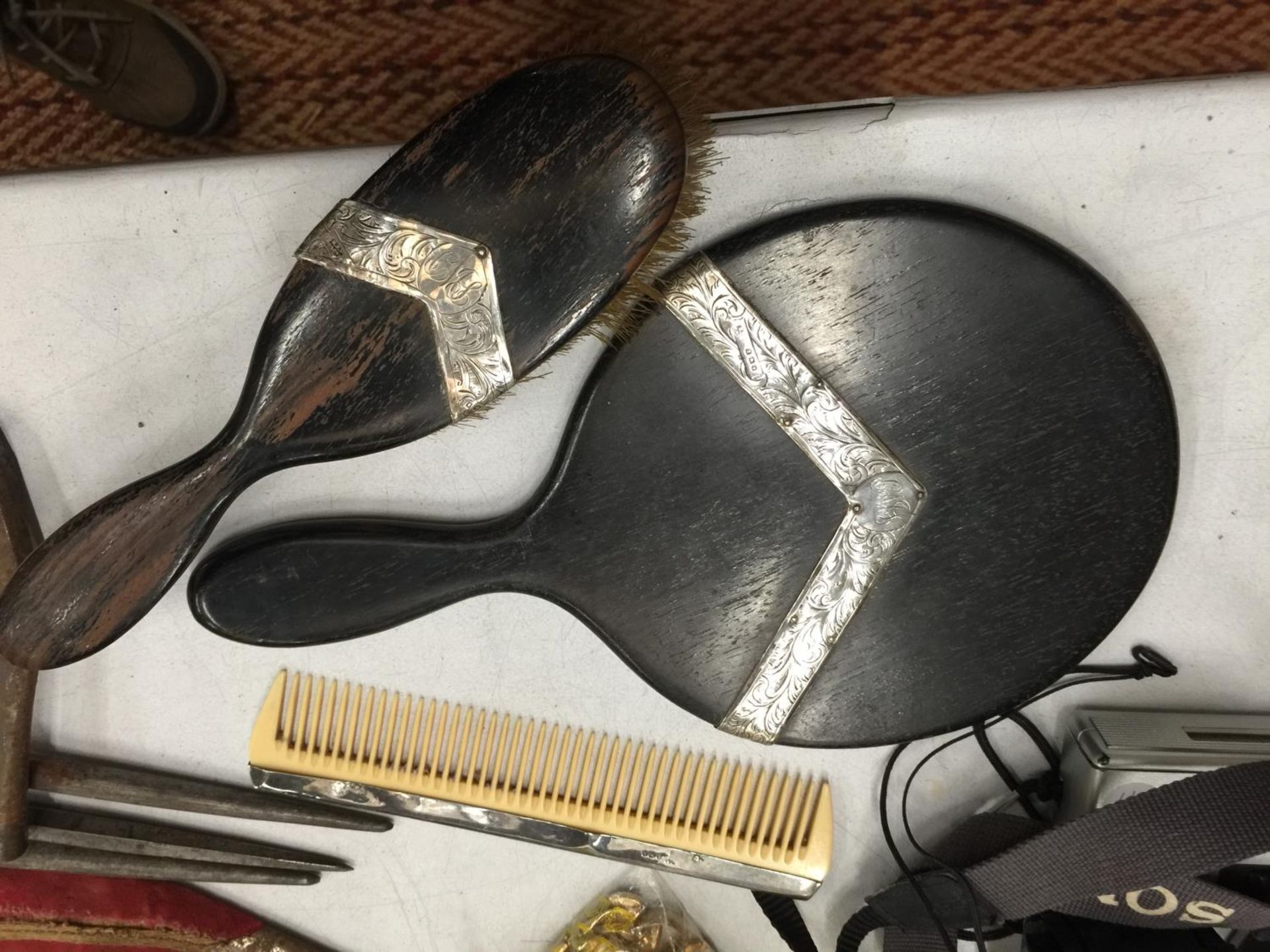 A BRUSH, COMB AND HAND MIRROR SET WITH WOODEN BACK AND SILVER DECORATION HALLMARKED FOR LONDON - Image 4 of 6
