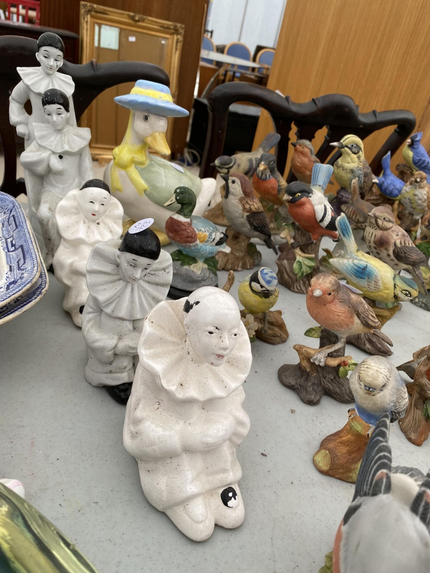 A LARGE ASSORTMENT OF CERAMIC BIRD FIGURES - Image 3 of 8