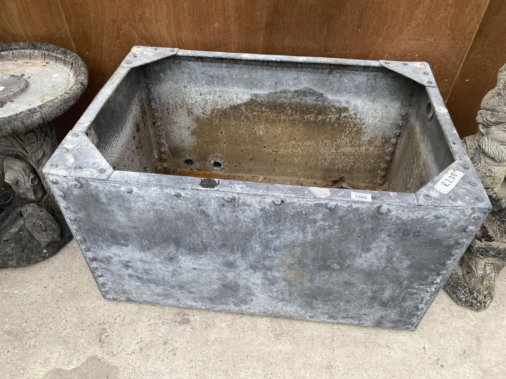 A LARGE GALVANISED WATER TANK PLANTER (89CM x 60CM x 51CM)