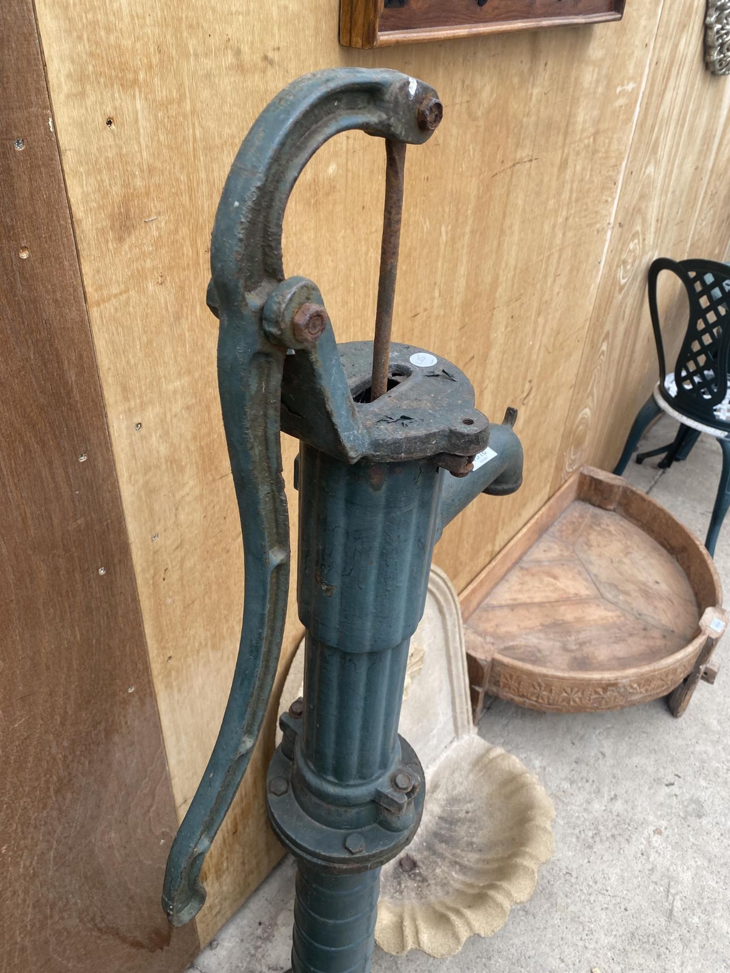 A VINTAGE CAST IRON WELL WATER PUMP - Image 2 of 4