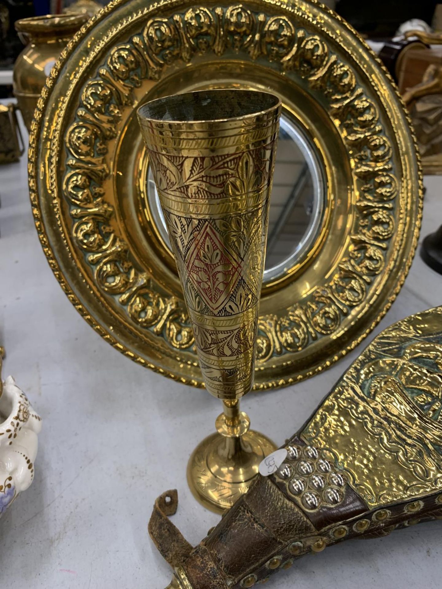 A BRASS MIRROR WITH EMBOSSED FRAME DIAMETER 31CM, TWO VINTAGE CANDLE HOLDERS WITH DECORATION AND - Bild 3 aus 7