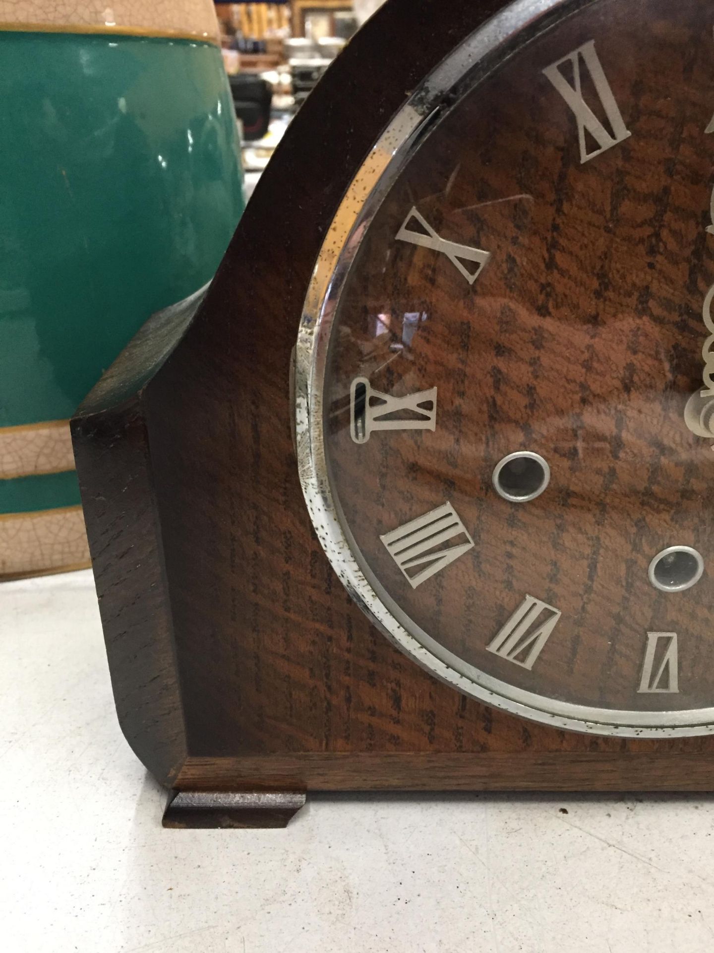 A SMITHS OAK CASED CHIMING MANTLE CLOCK - Image 2 of 5